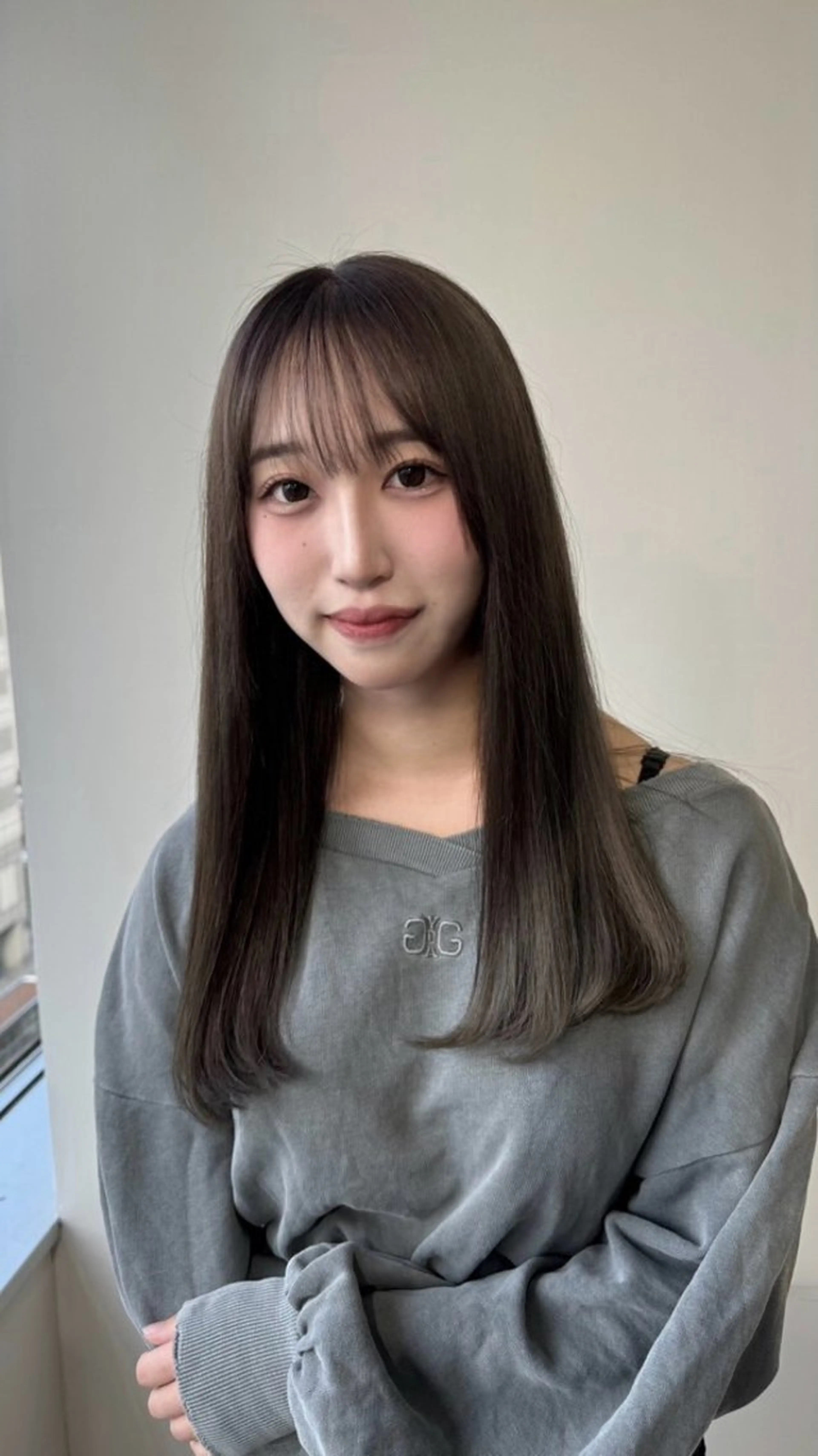 カラー ブリーチ グレージュ ニトウ レイナのヘアスタイル