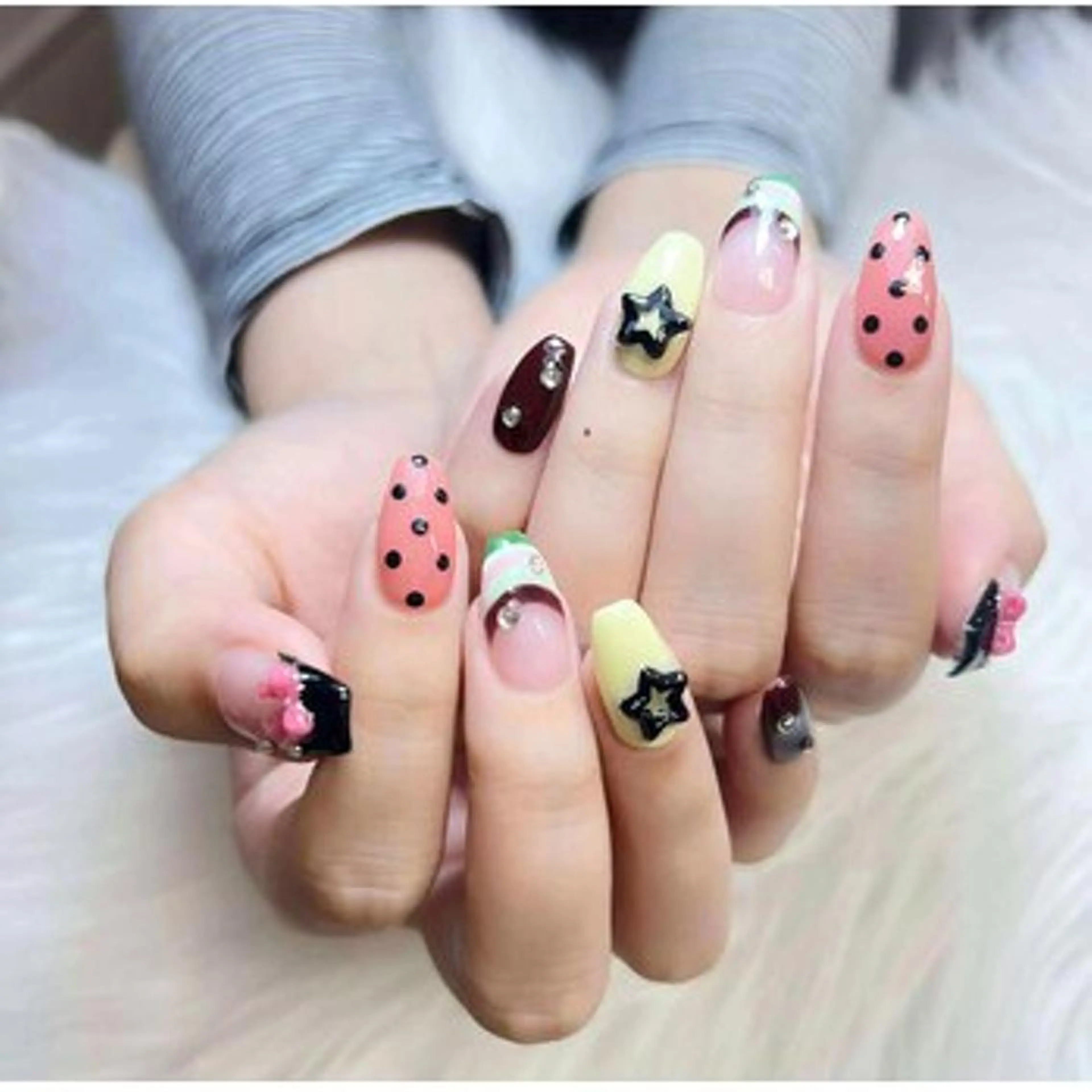 セミロング 韓国風ヘア ハンドネイル Bling Salonのネイルデザイン