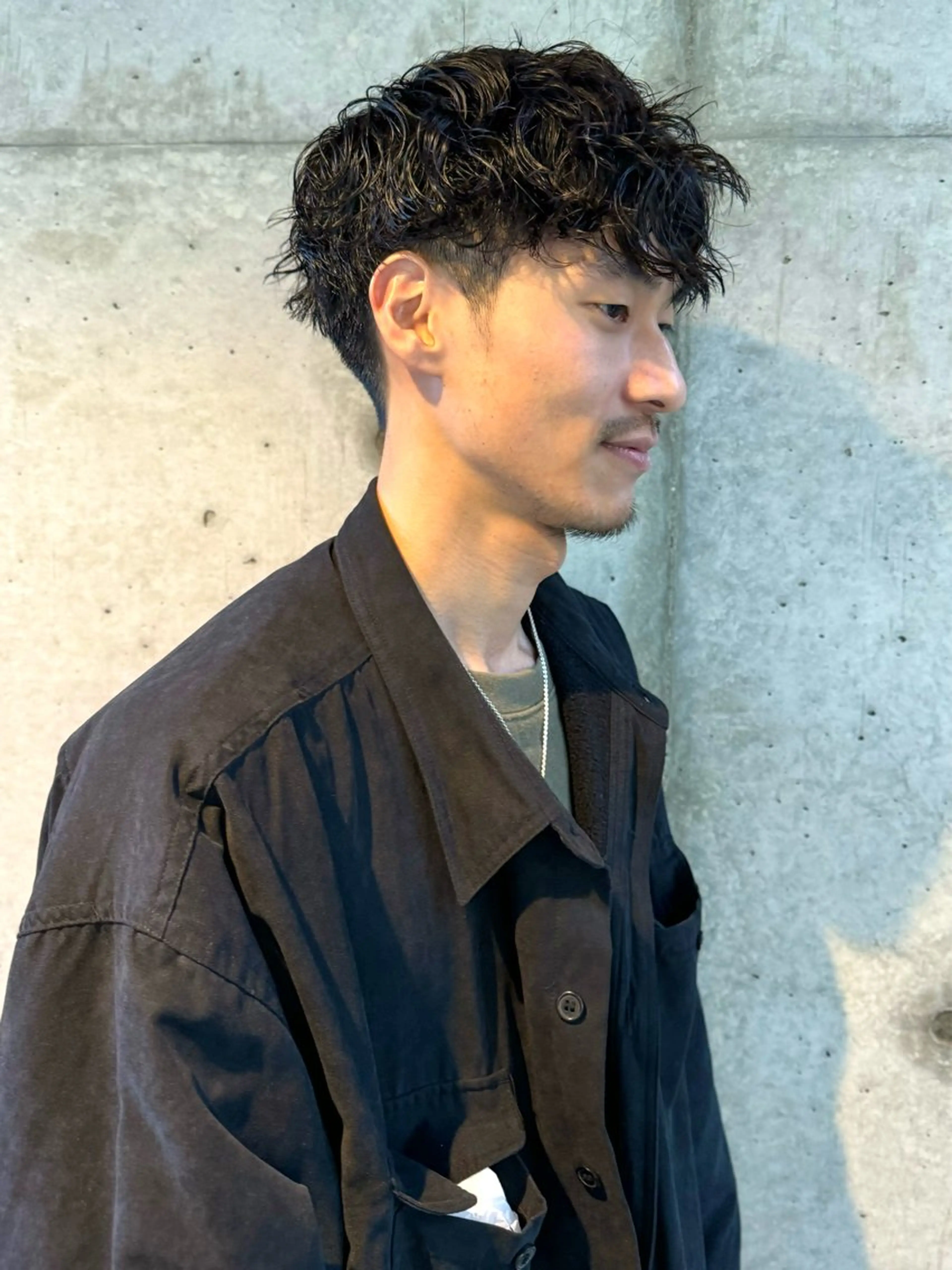 ショート パーマ メンズ センターパート メンズ韓国風 マッシュ メンズパーマ プードルパーマ ヤマグチ リョウのヘアスタイル