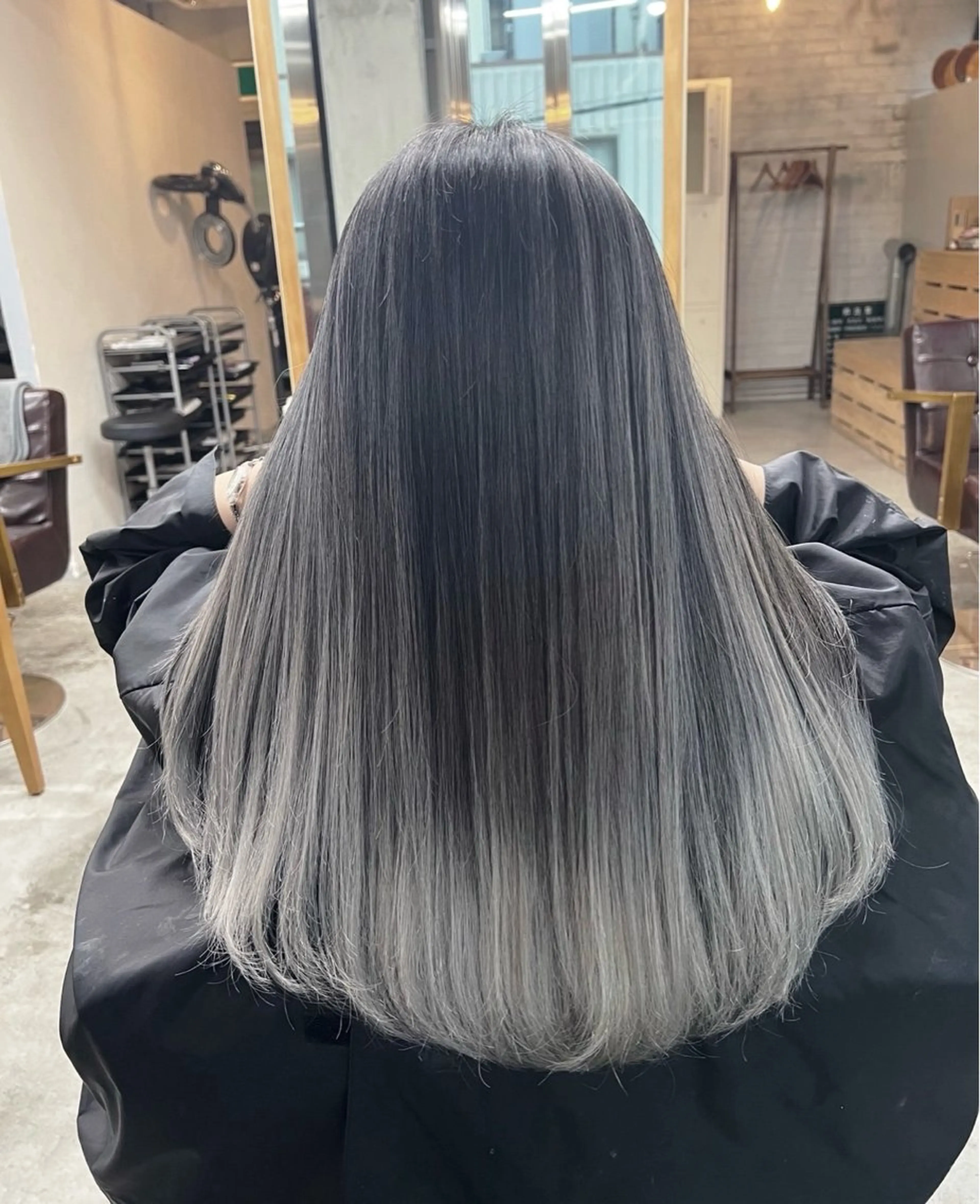 セミロング カラー バレイヤージュ シルバー ホワイトシルバー レイヤーカット ヘアカラー トリートメント ROBIN所属・指名数No.1 /NAOYAのヘアスタイル