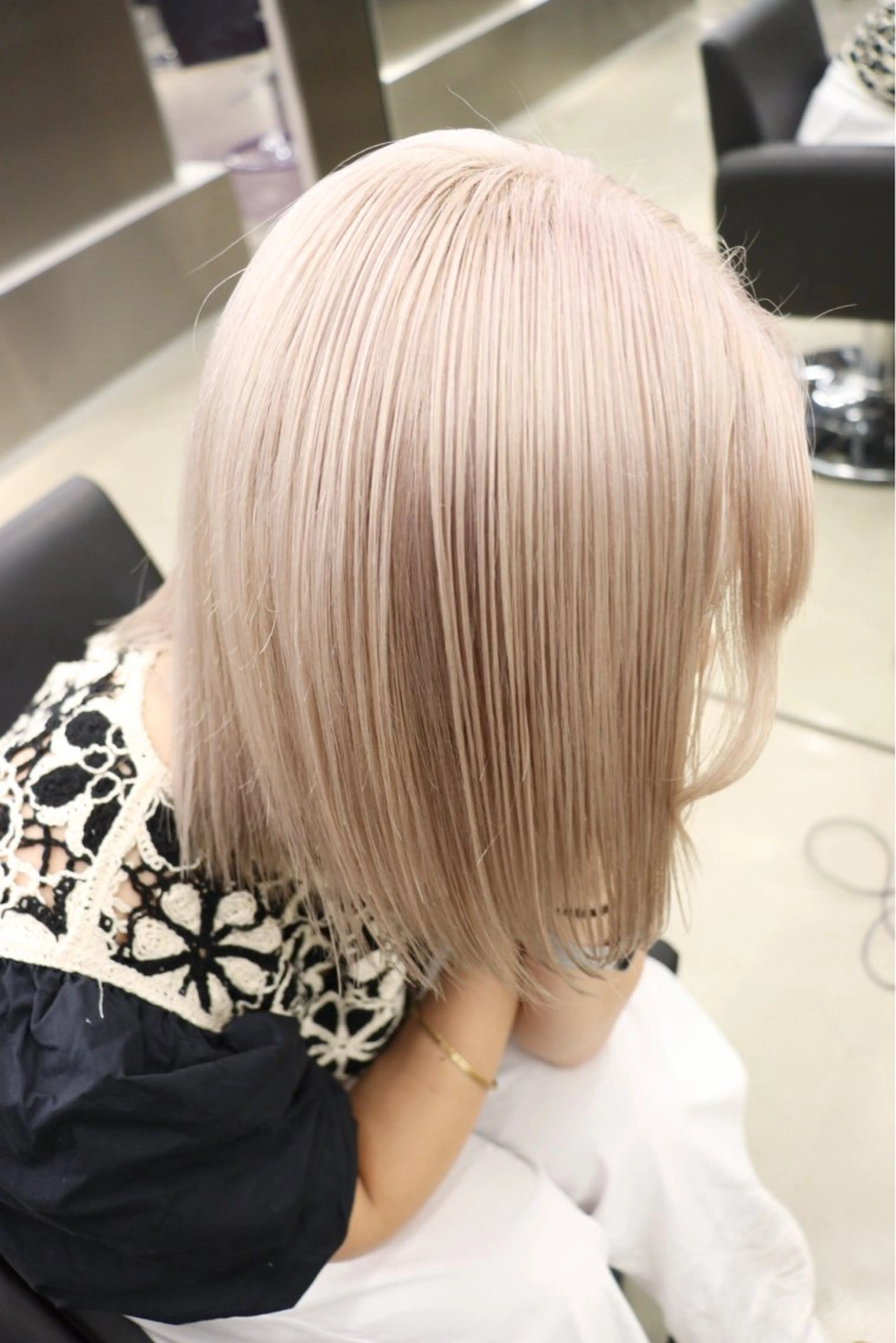 ミディアム カラー ブリーチ レイヤーカット トリートメント ヘアカラー ハイトーン/ ブリーチ/縮毛矯正のヘアスタイル