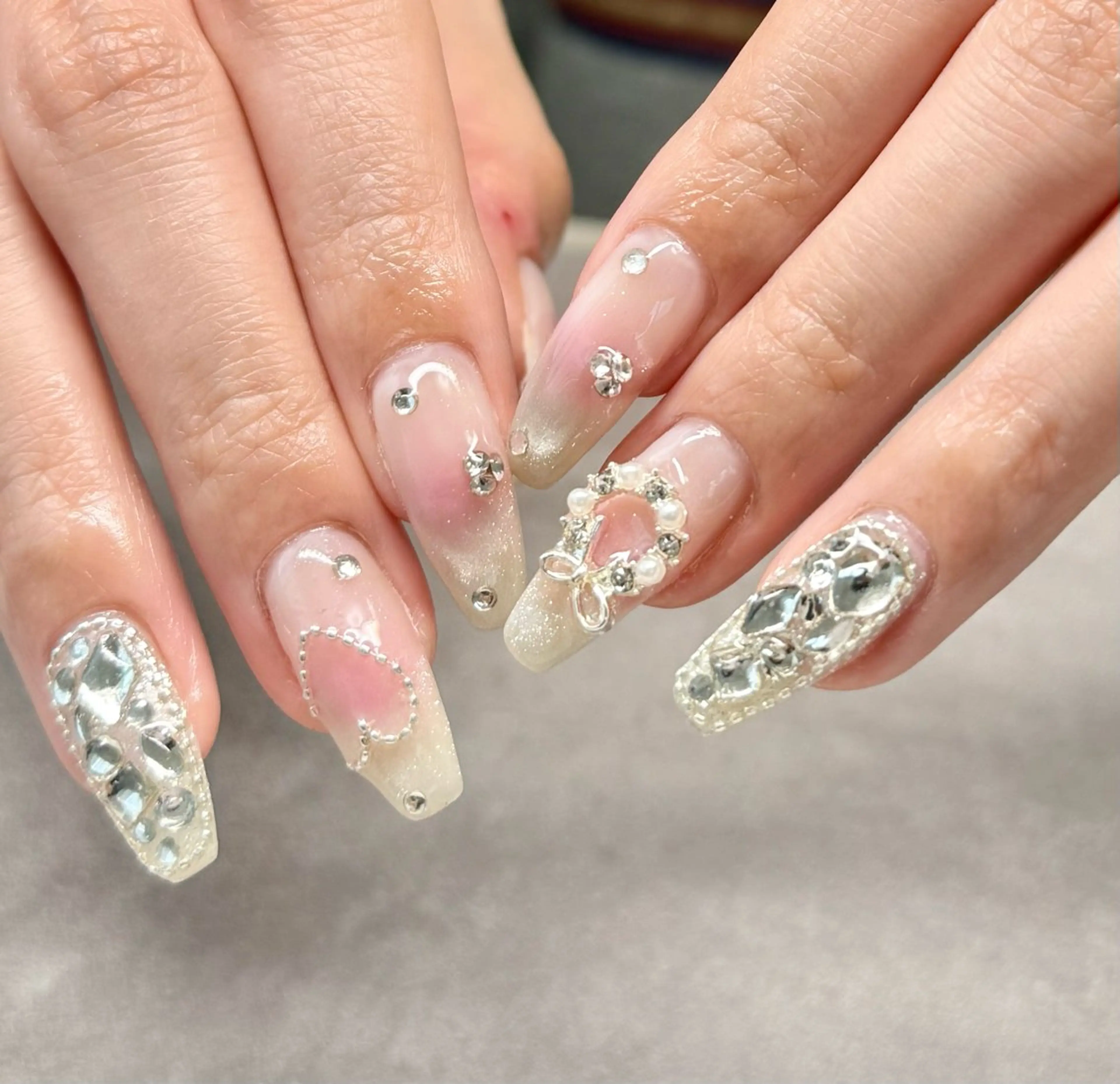ネイル チークネイル キラキラネイル スクエアネイル 冬ネイル クリスマス nailroom amyのネイルデザイン