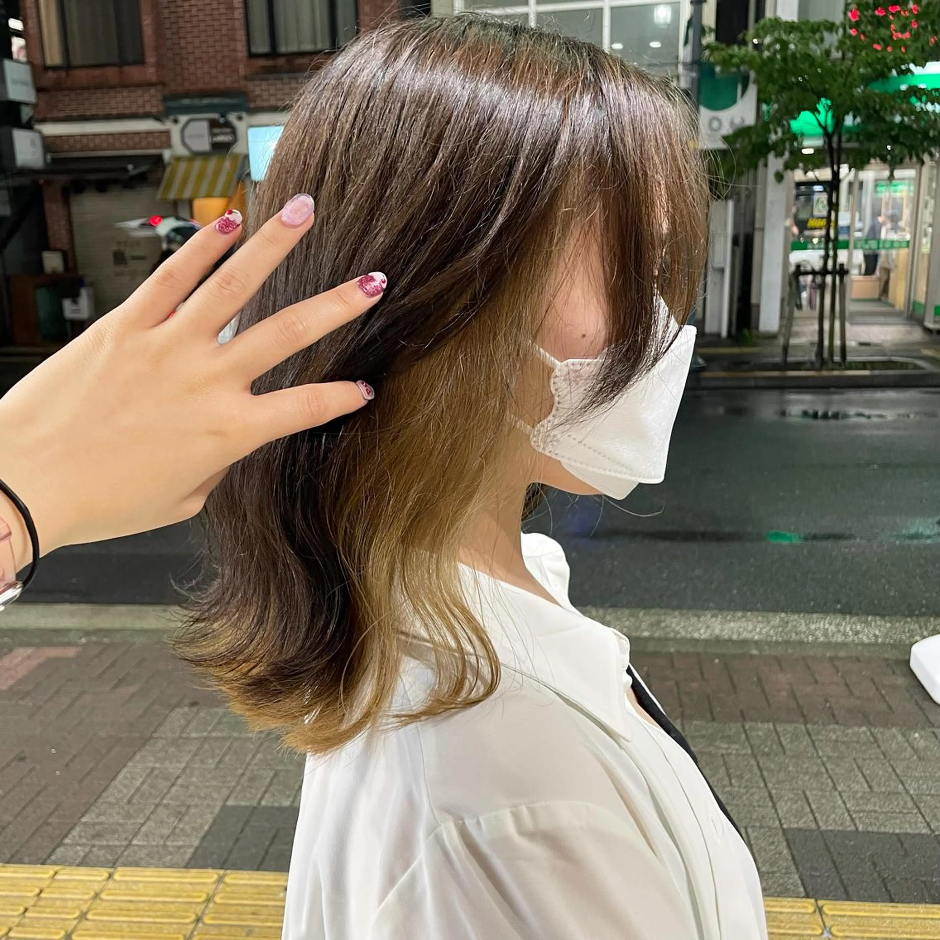 セミロング カラー ブリーチ インナーカラー aya/小顔レイヤー /柔らかカラーのヘアスタイル