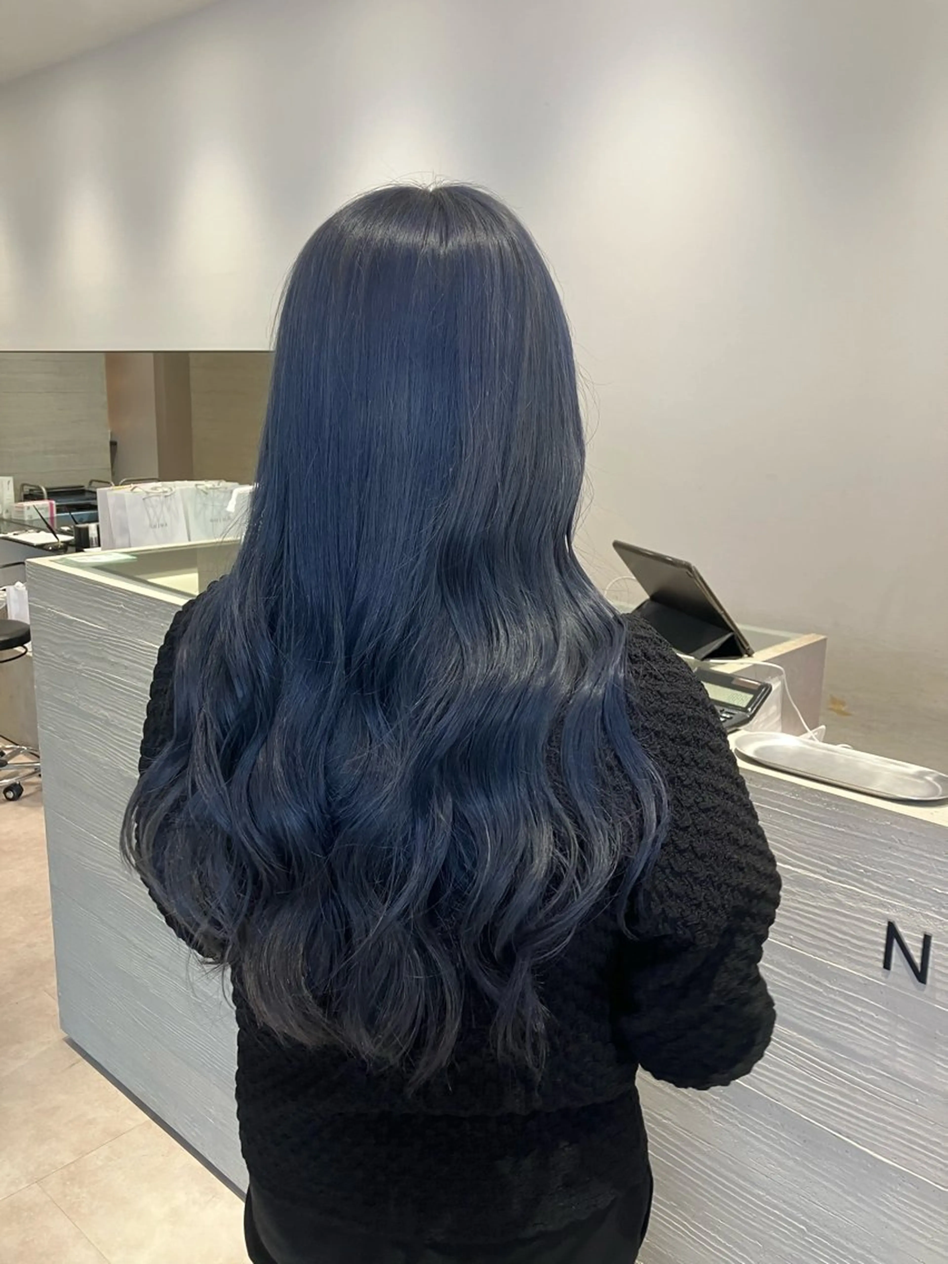 ロング カラー ブルーカラー ネイビーカラー サキ🤍ハイトーン 🩰くびれ巻きヘアのヘアスタイル