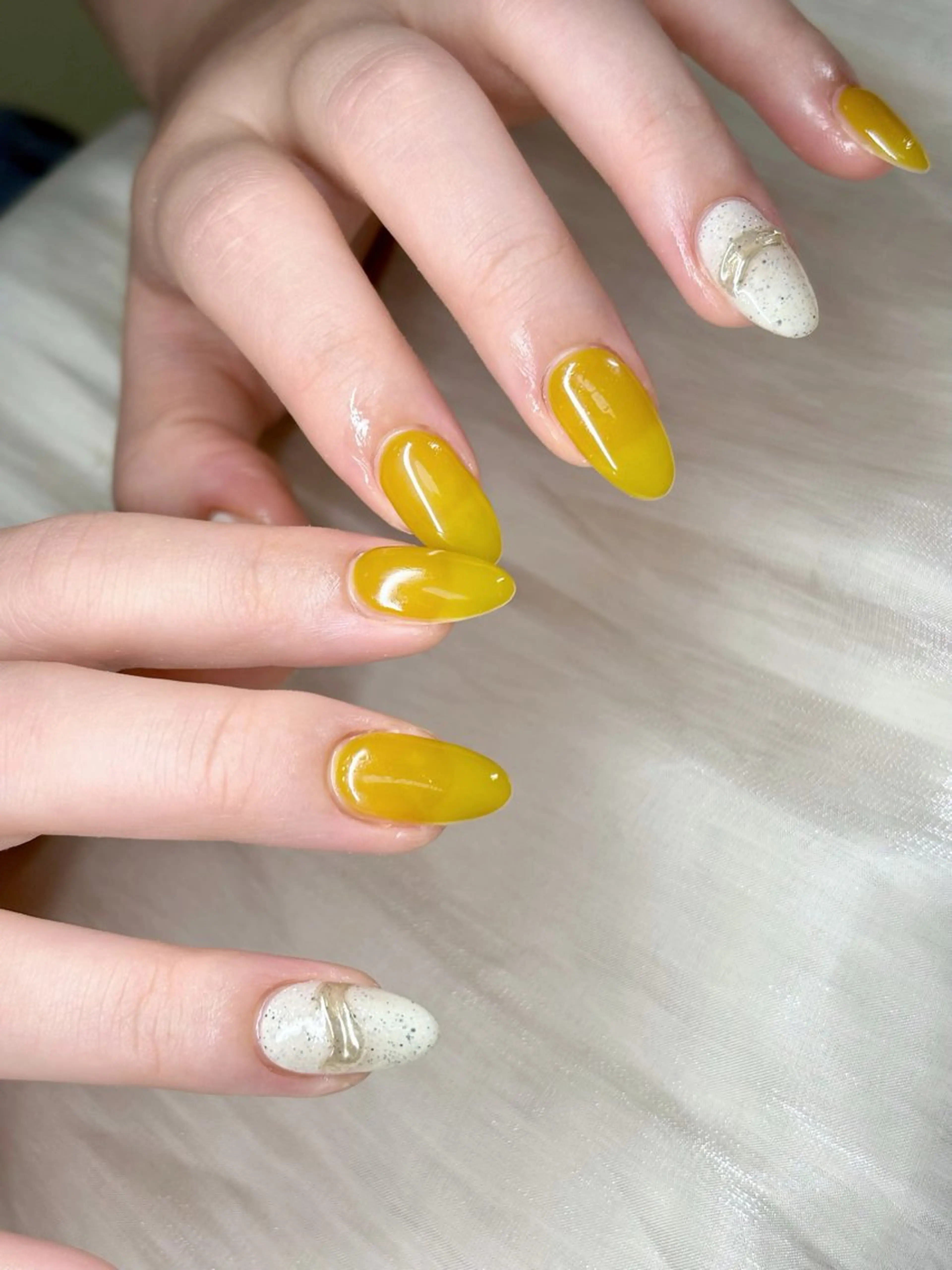 ネイル ニュアンスネイル 黄色 ETE LUNA NAILのネイルデザイン