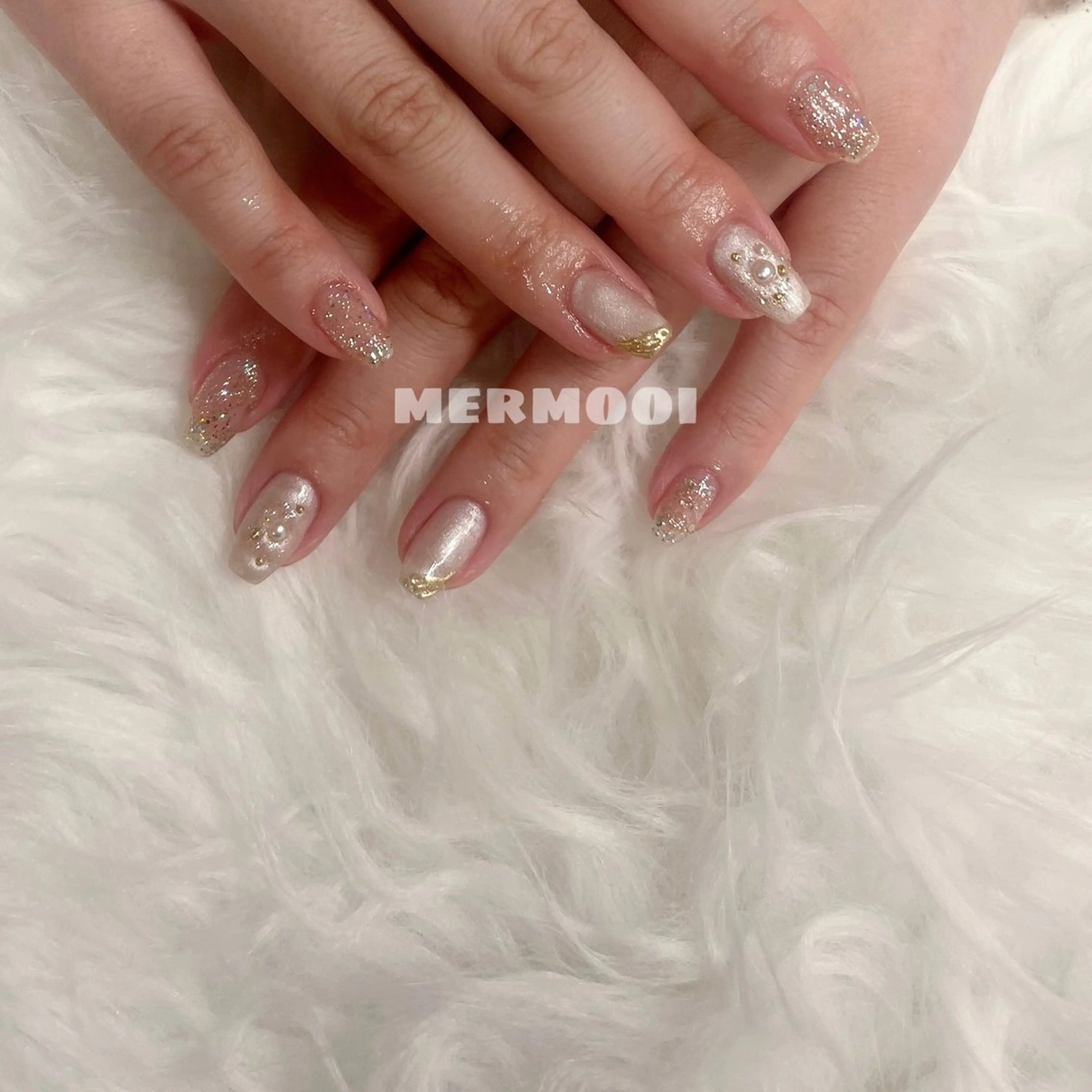 ネイル ミラーネイル ニュアンスネイル オフィスネイル ホワイト melumooi nailのネイルデザイン