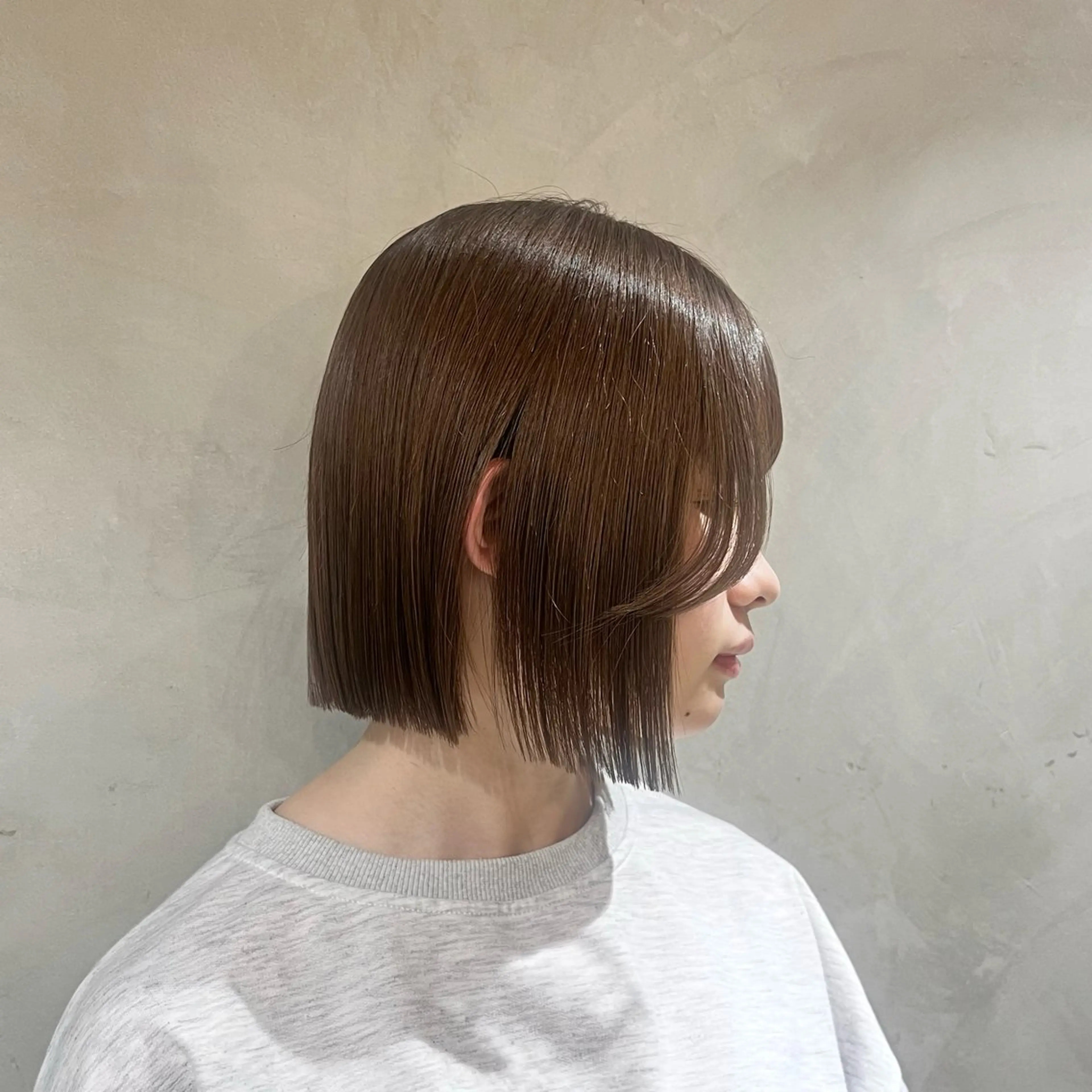 ミディアム カット 縮毛矯正 トリートメント 切りっぱなしボブ/ 艶カラー/綾莉のヘアスタイル