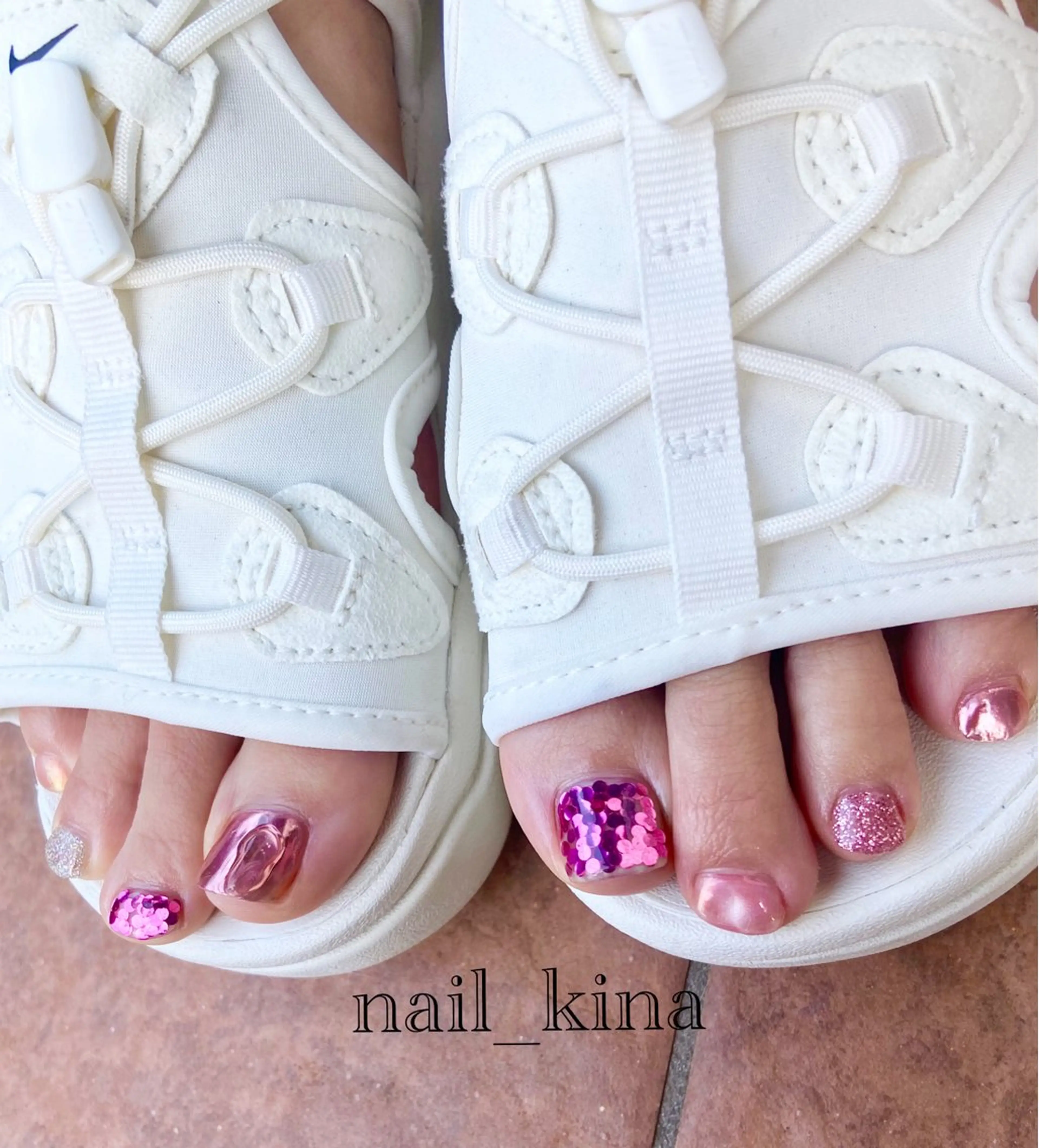 ネイル フットネイル ホログラムネイル ミラーネイル ピンク nail_ kinaのネイルデザイン