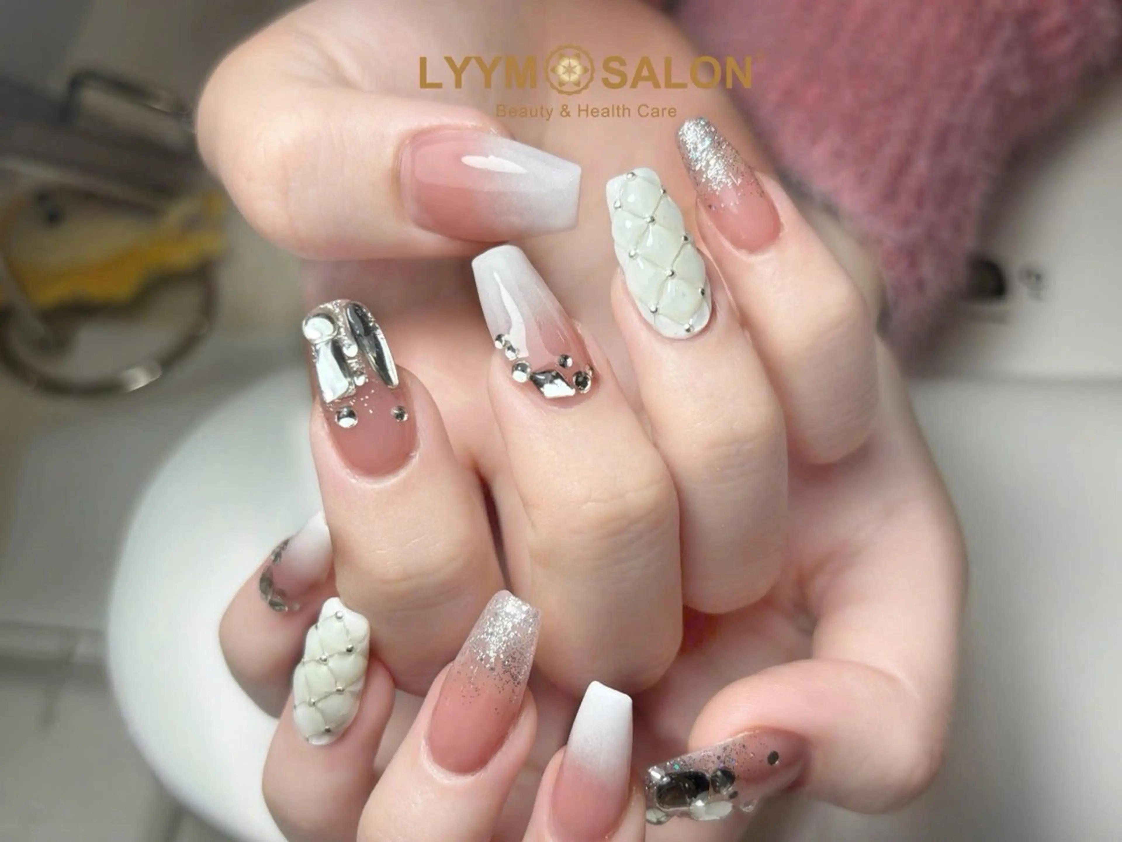 ネイル グラデーション ぷっくりネイル 冬ネイル ハンドネイル LYYM Salonのネイルデザイン