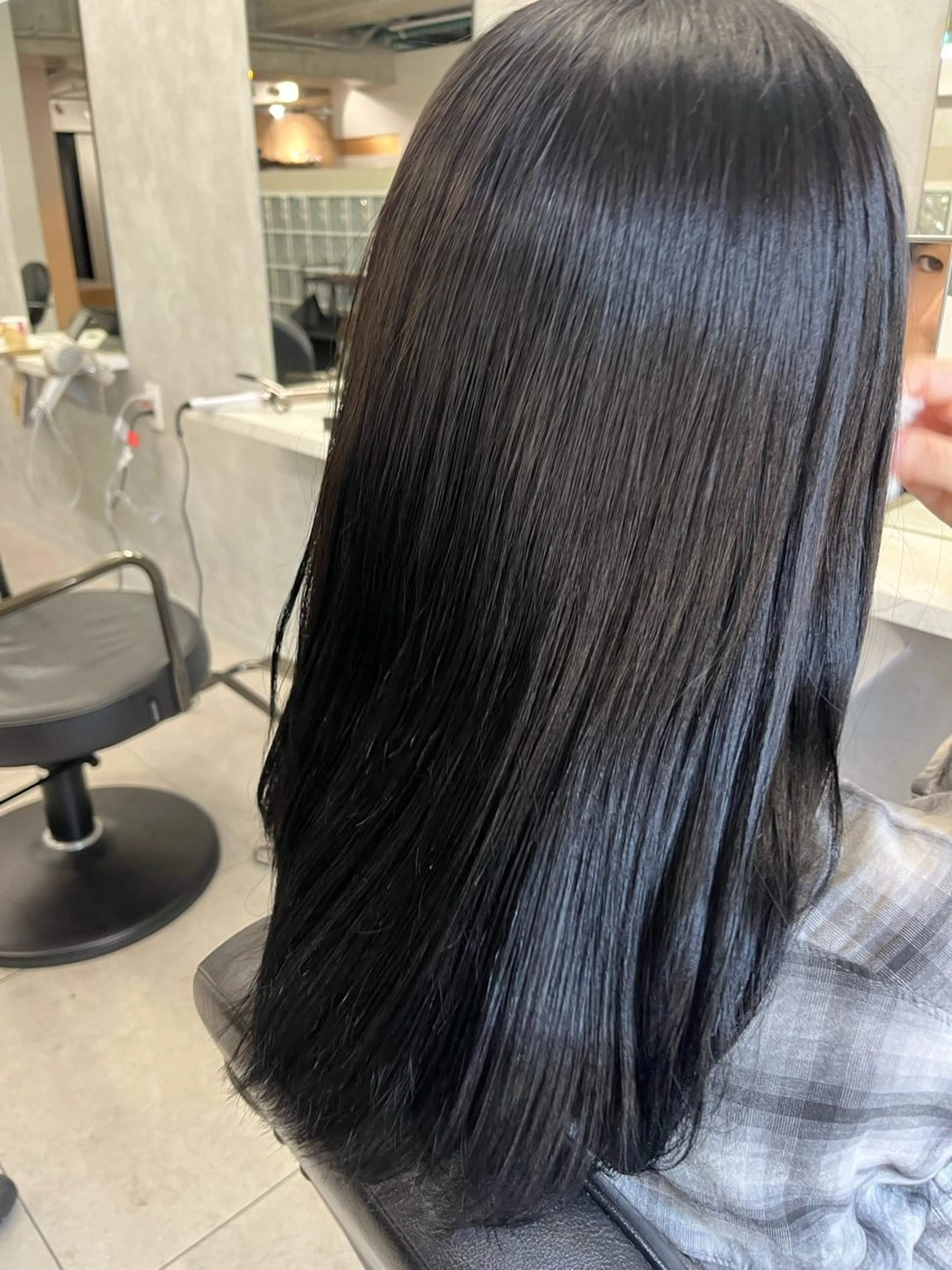 ミディアム カラー アッシュ アッシュブラック 黒髪 anon Loemのヘアスタイル