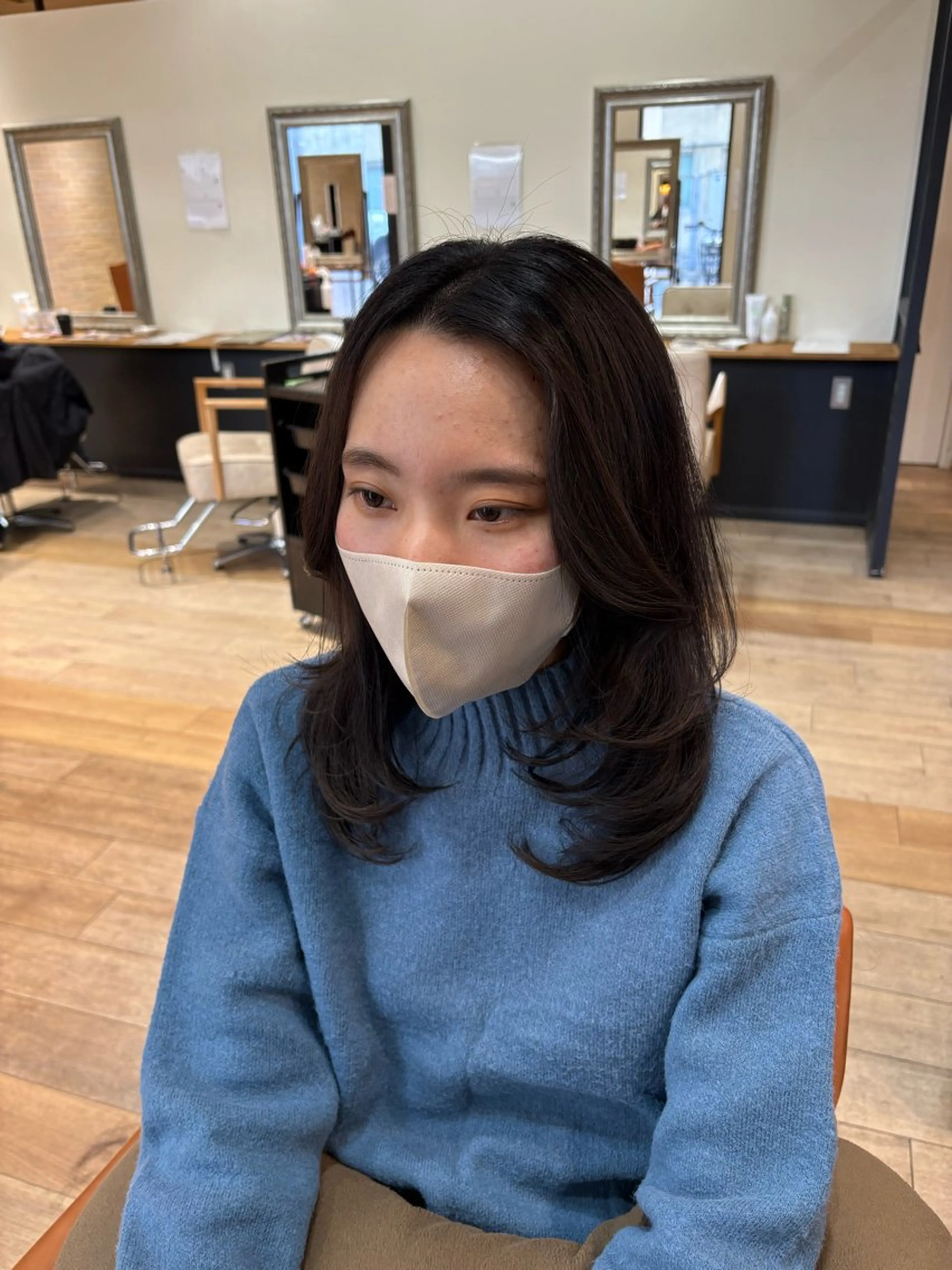 ミディアム カット ヘアカラー しおり🍬 KOKORO🤍のヘアスタイル