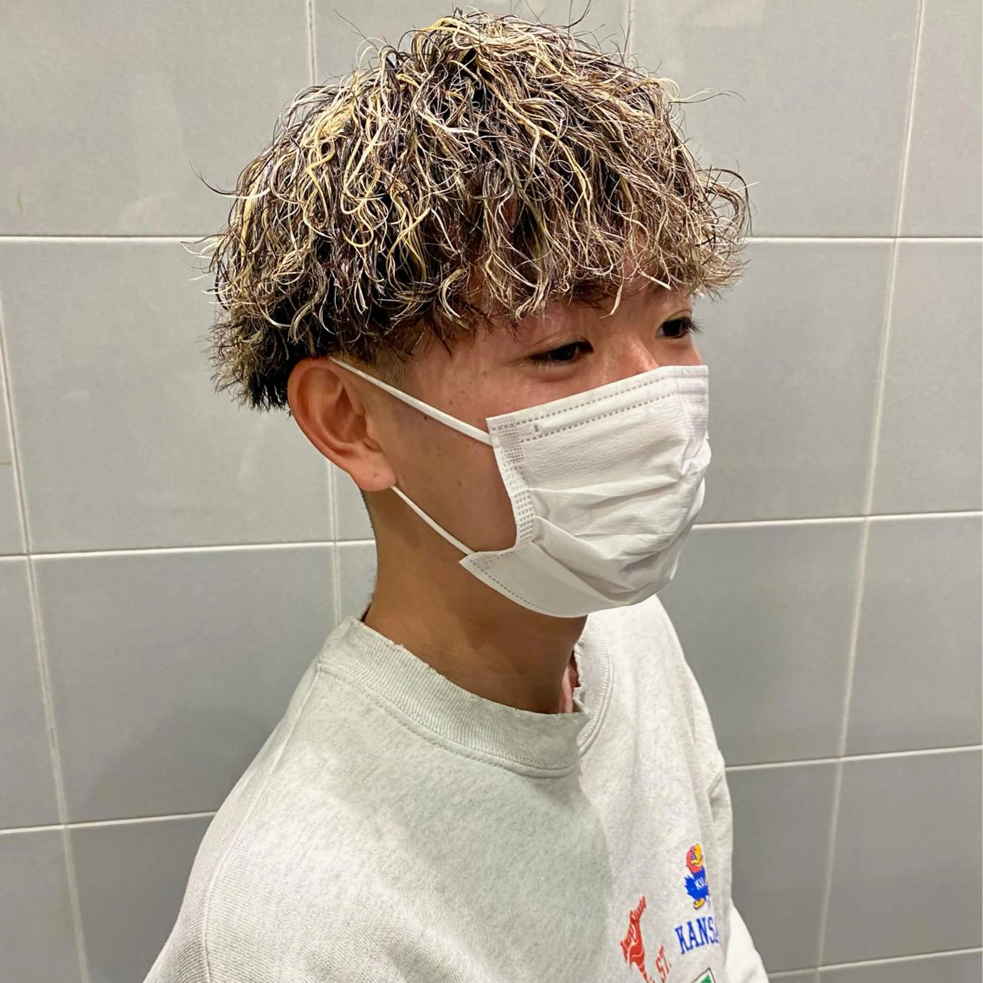 カラー パーマ メンズ メンズハイライト メンズパーマ ハイライトカラー メンズ特化✂️ 小枝 優生のヘアスタイル