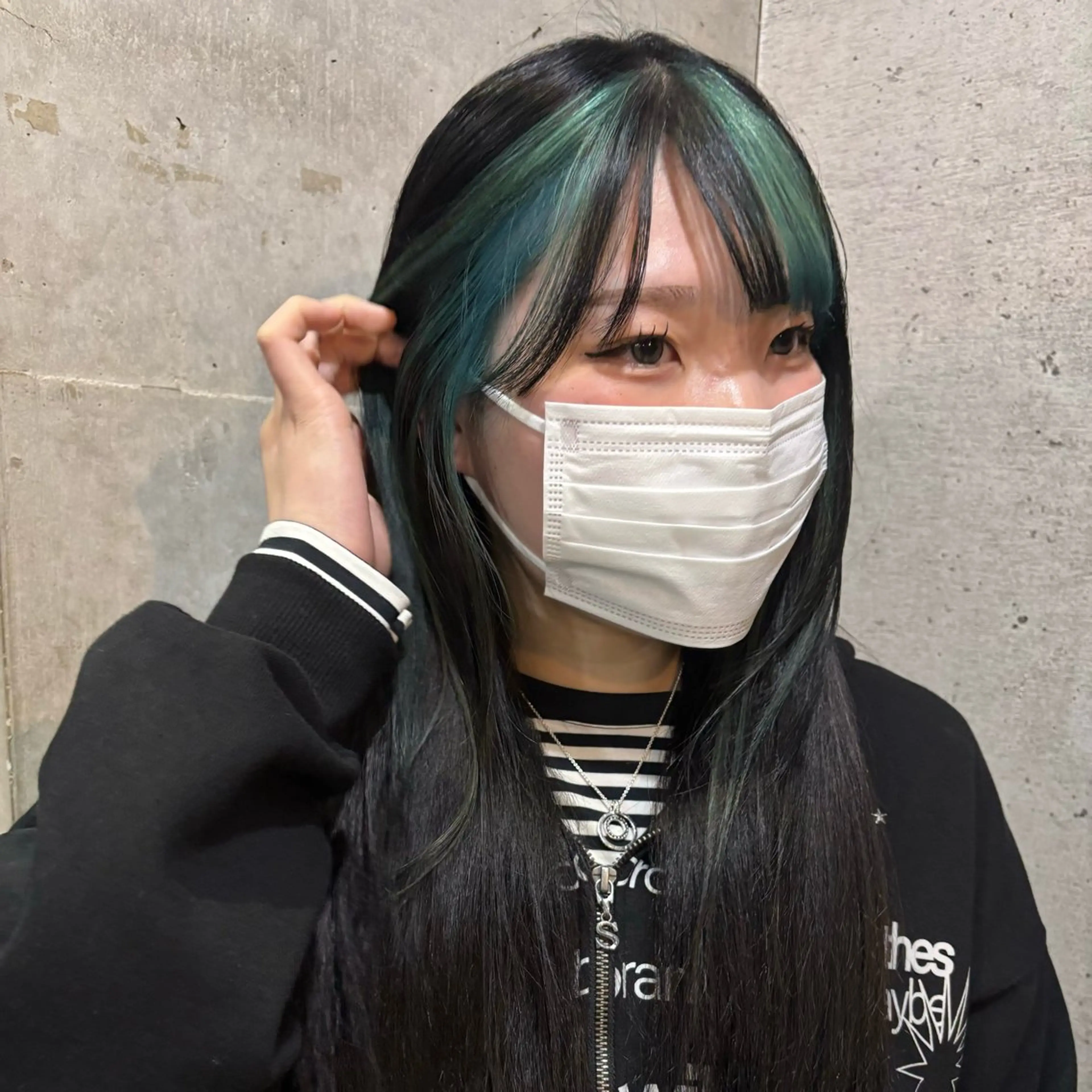 カラー 黒髪 デザインカラー ヘアカラー HAGA HINAのヘアスタイル