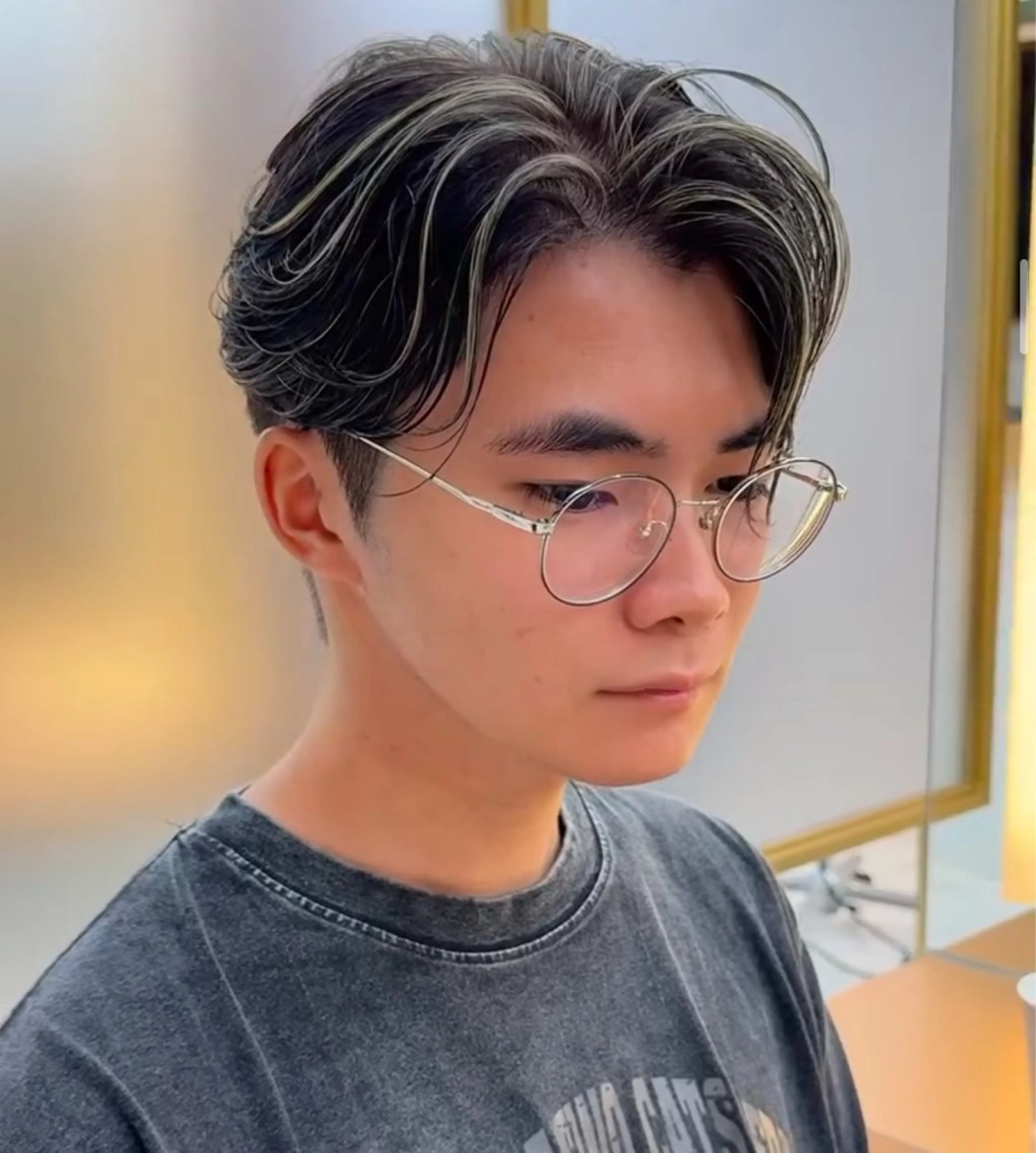 カラー メンズ センターパート メンズハイライト メンズメッシュ 黒髪 ハイライトカラー 白髪ぼかし/メッシュ ハイライト/ゆうとのヘアスタイル