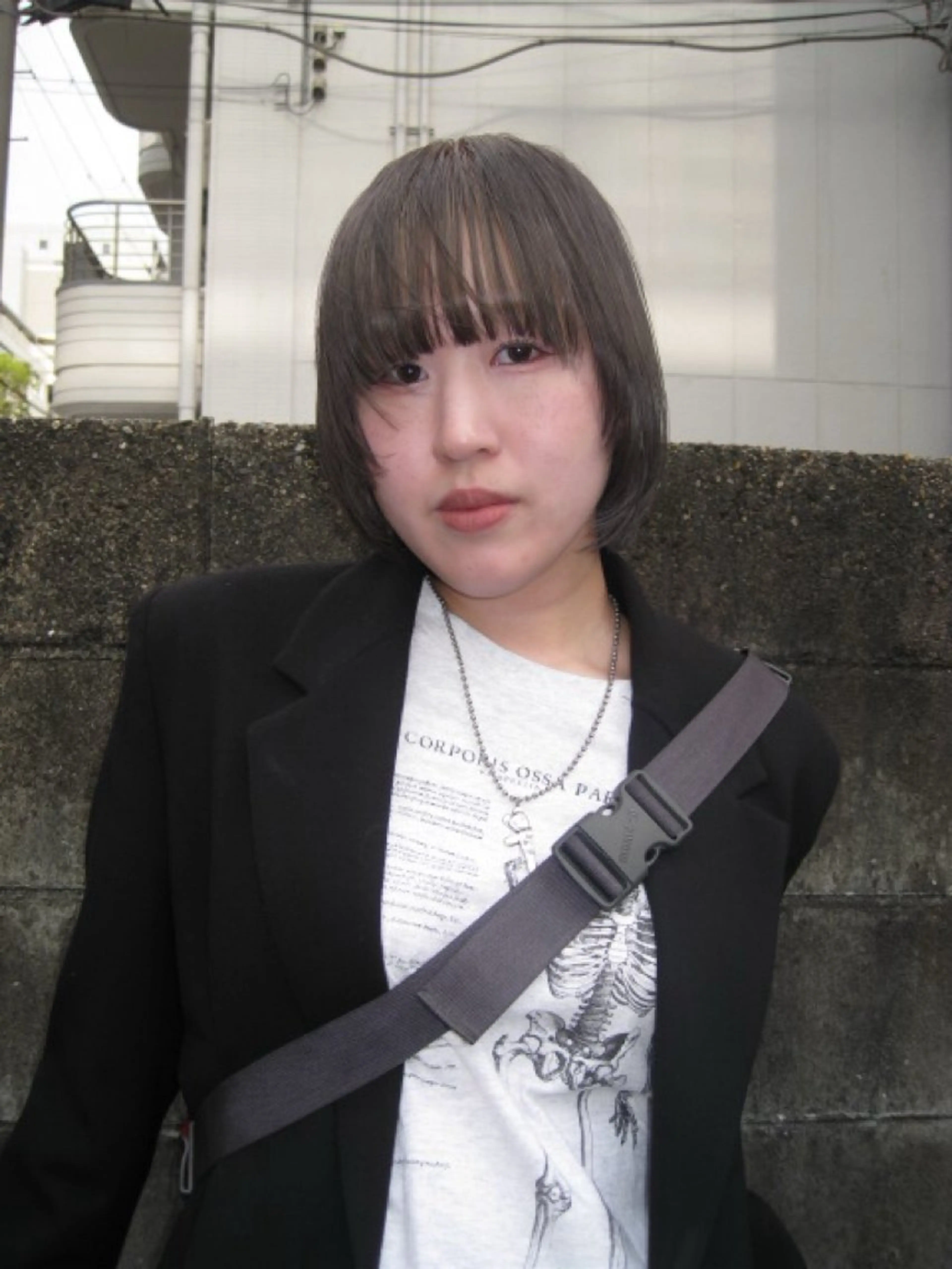 ショート カラー ブリーチ グレージュ 岩橋 生和のヘアスタイル