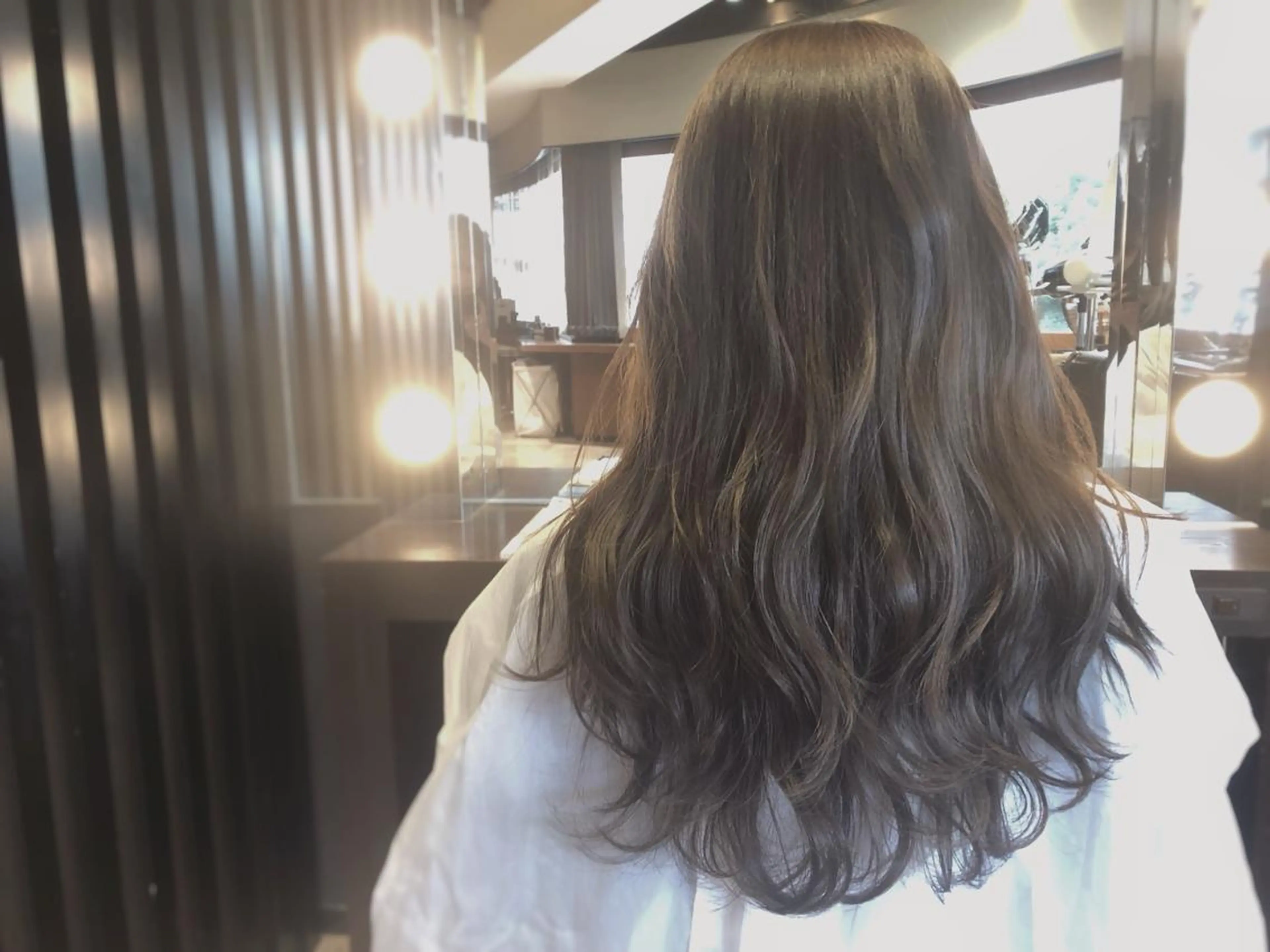 ロング カラー shiori ﾍﾞｰｼﾞｭｶﾗｰのヘアスタイル