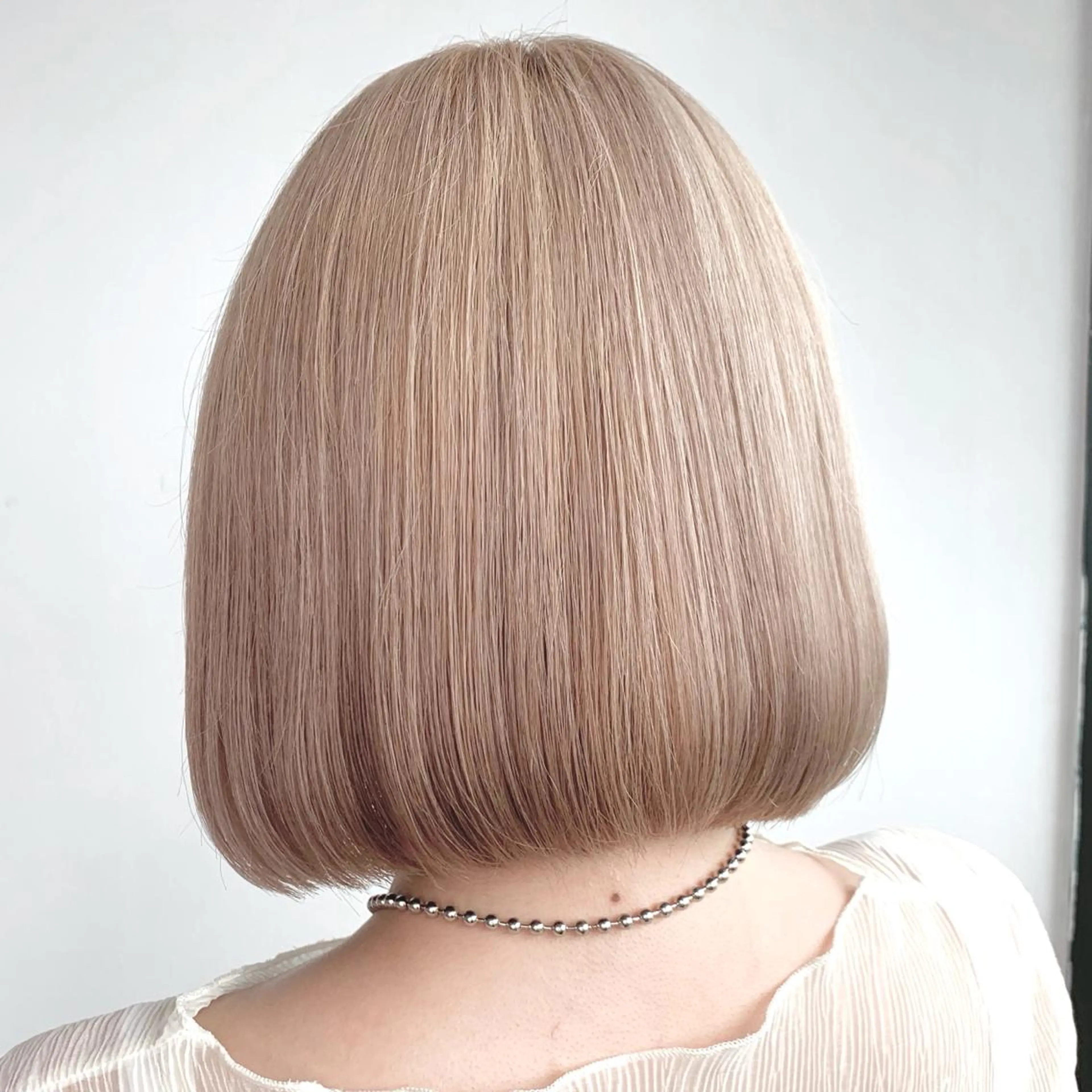 ショート カラー ベージュカラー ブリーチ ミルクティーベージュ カット トリートメント ✅ケアブリーチ✅ トヨオカ ノブヒデのヘアスタイル