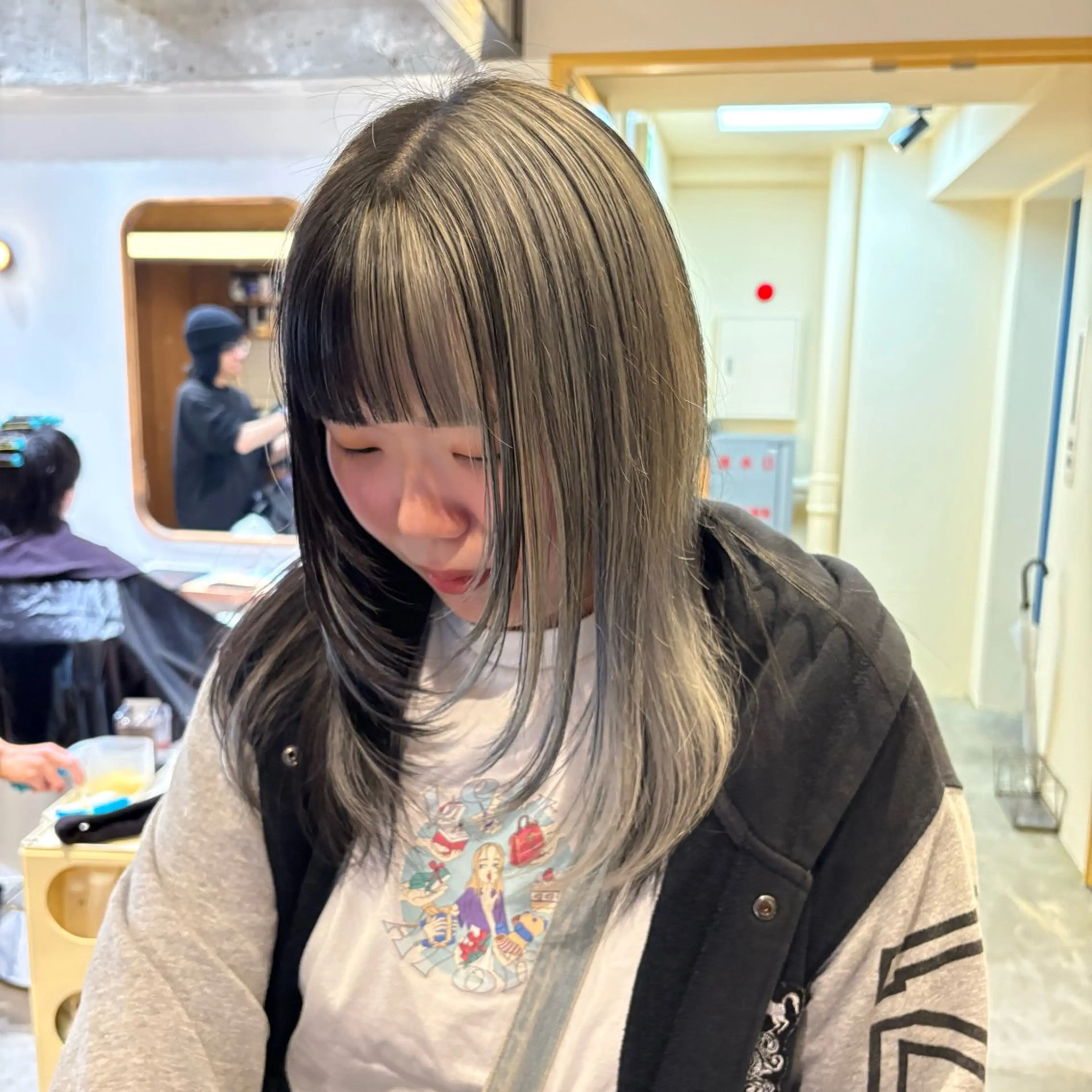 ロング カラー 黒髪 インナーカラー シルバー カット ヘアカラー パーマ トリートメント パ ルのヘアスタイル