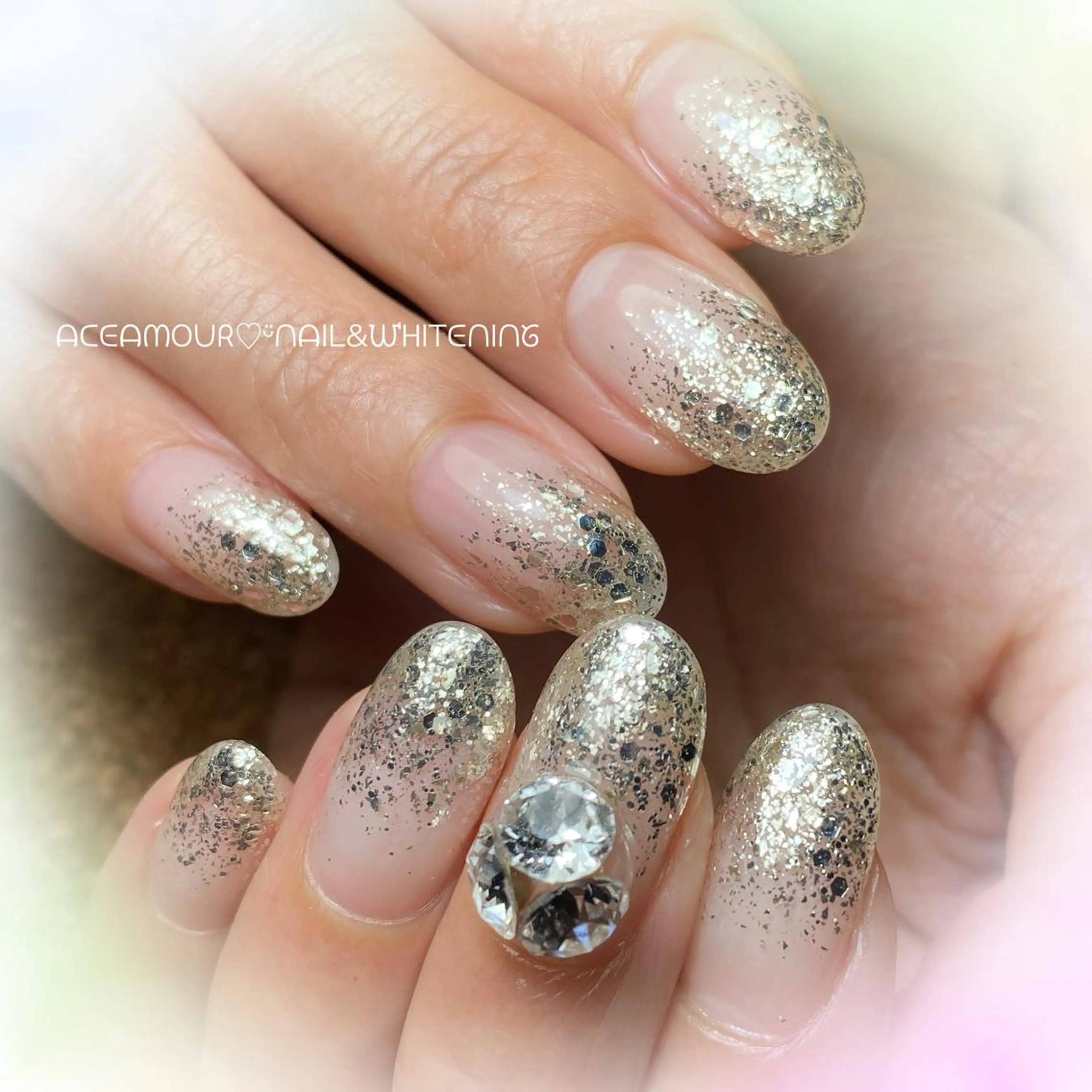 ネイル グラデーション ラメ(グリッター) ラメグラデーション シルバー ネイル/耳つぼ /新ホワイトニングのネイルデザイン