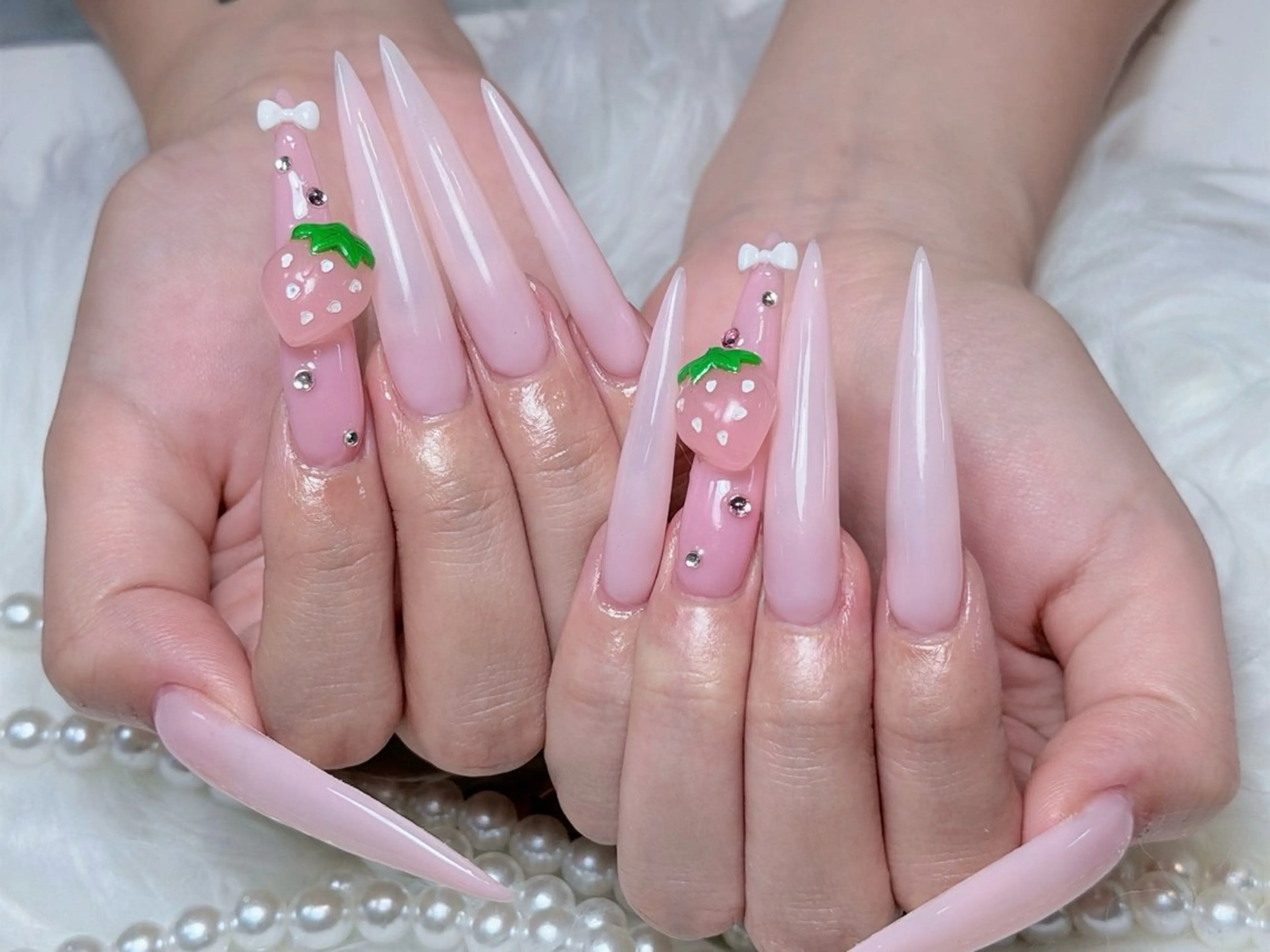 ネイル チークネイル ドット フレンチネイル グラデーション ハート ハンドネイル ハンドケア Eli Nails 新宿のネイルデザイン