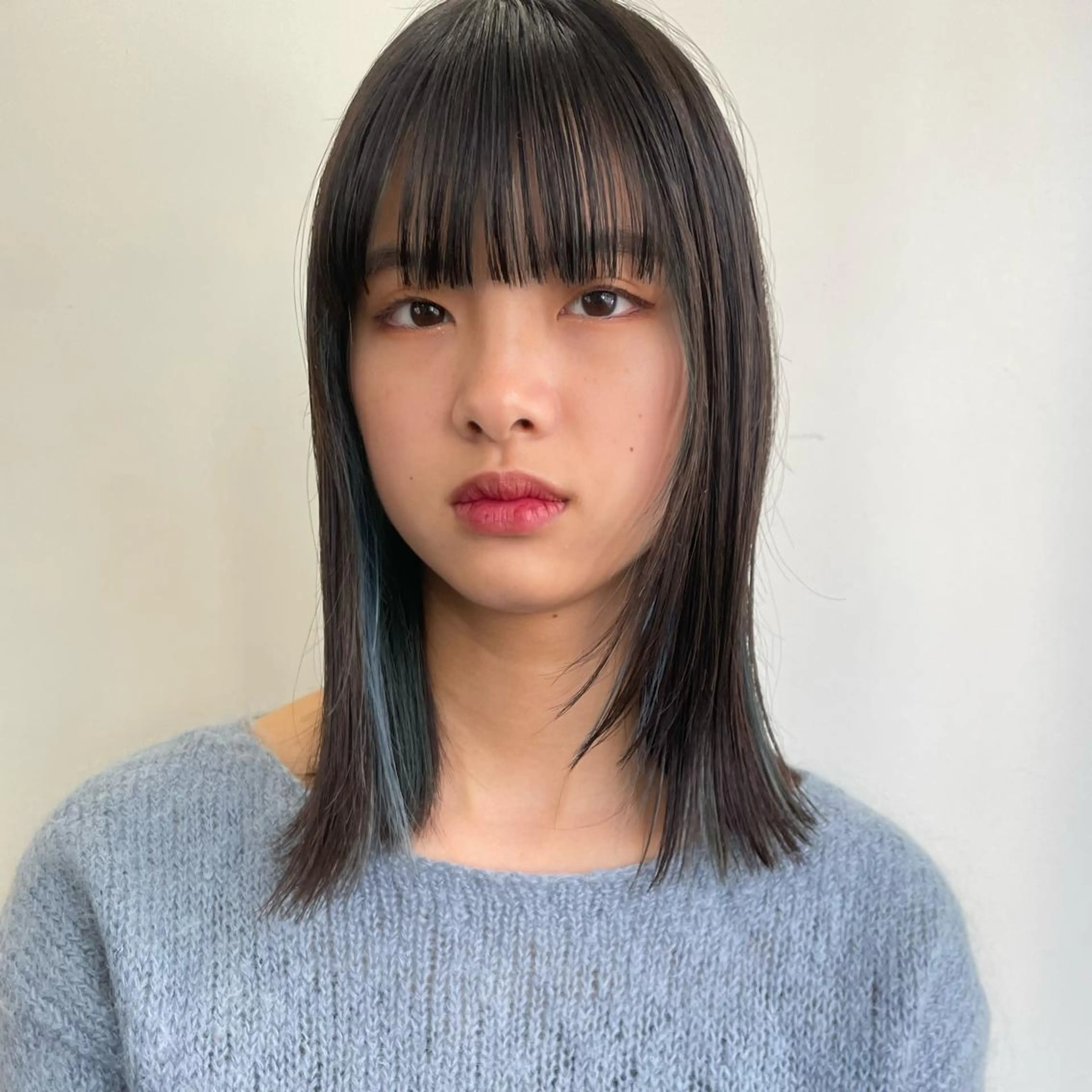 ミディアム カラー ホリケ アオイのヘアスタイル