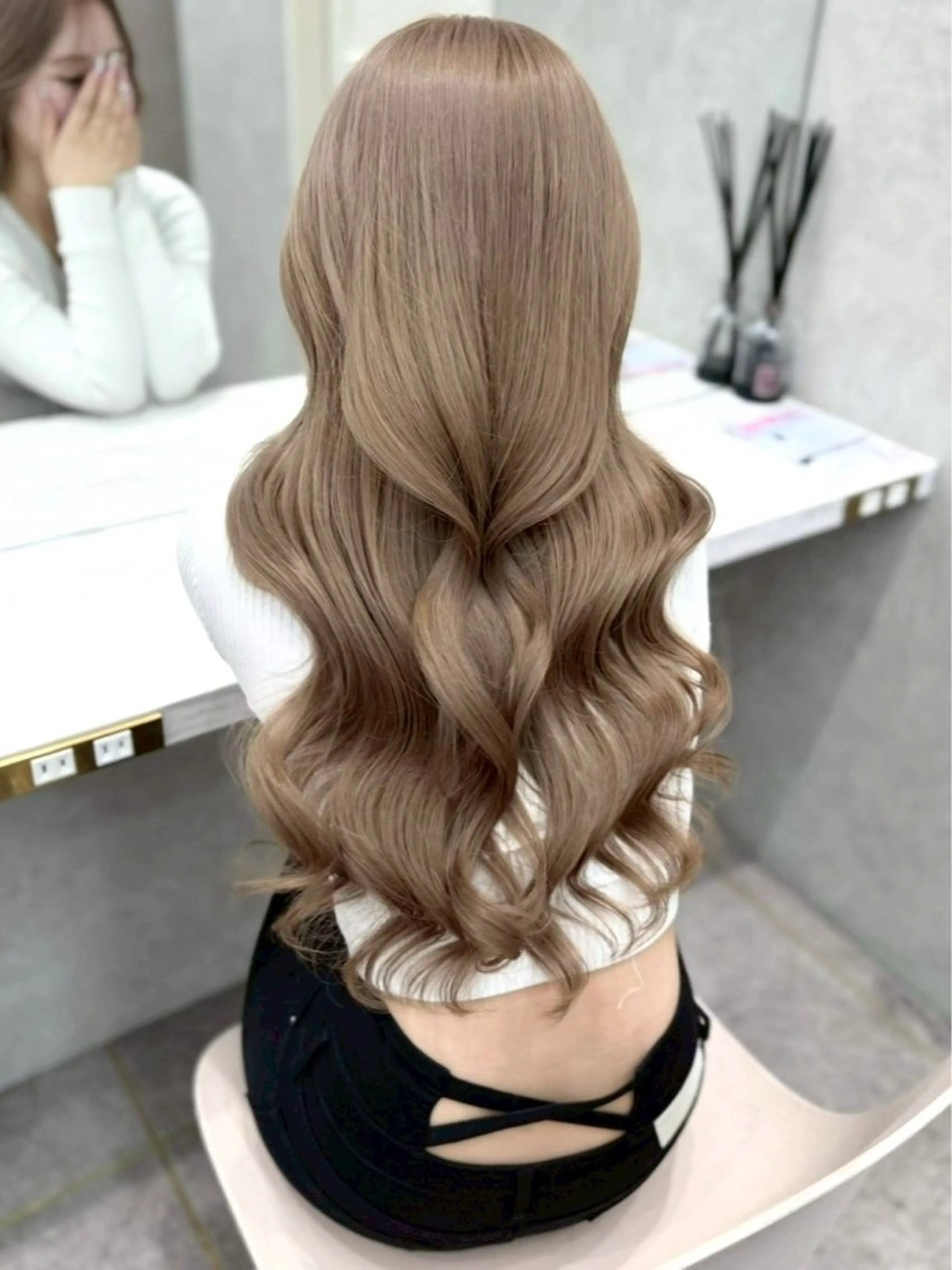ロング カラー ヘアカラー トリートメント Lond Le'a /ハイトーンカラーのヘアスタイル
