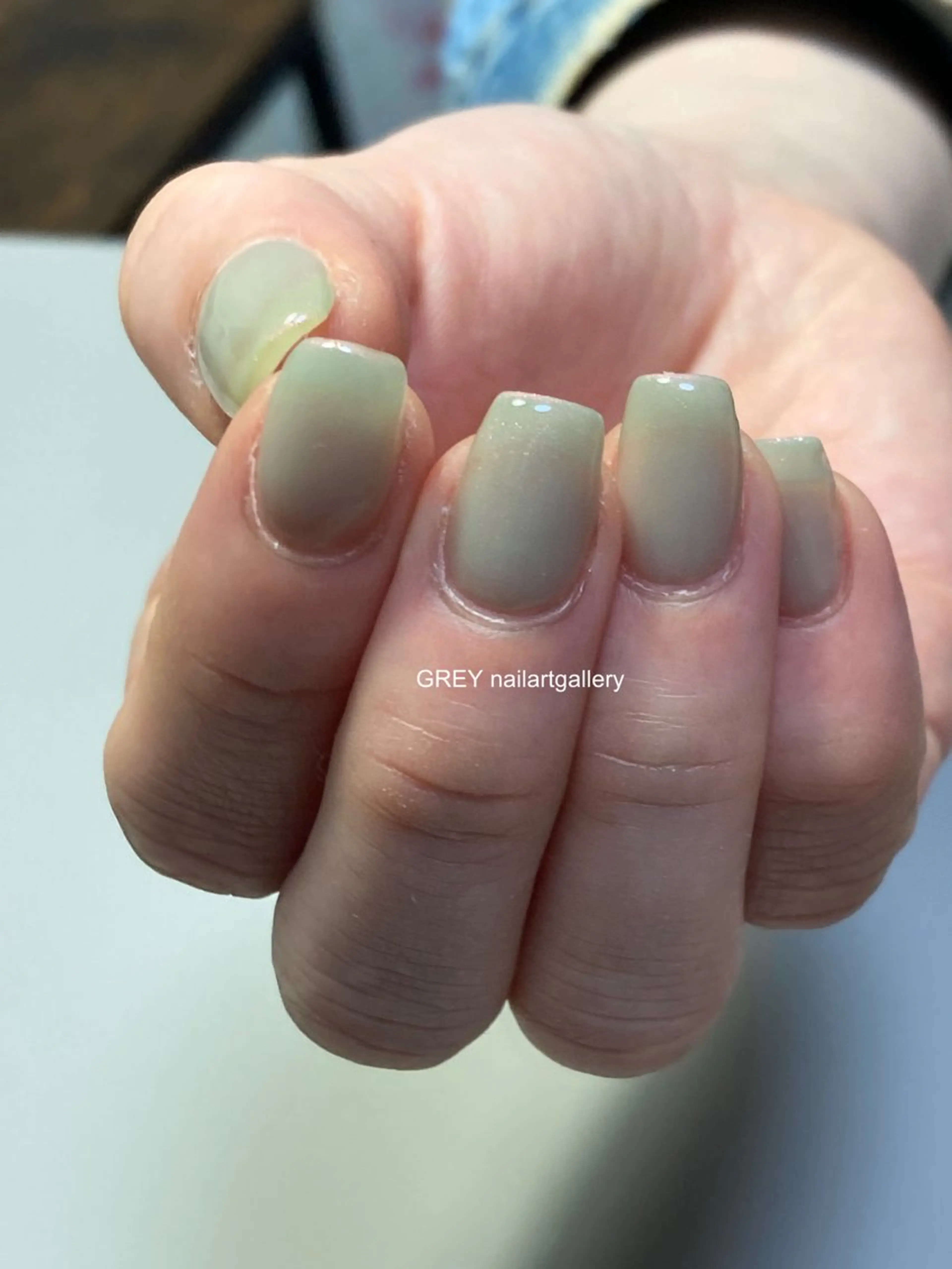 ネイル 桜ネイル グリーン ニュアンスネイル ピンク 【GREY】 TAIRAのネイルデザイン