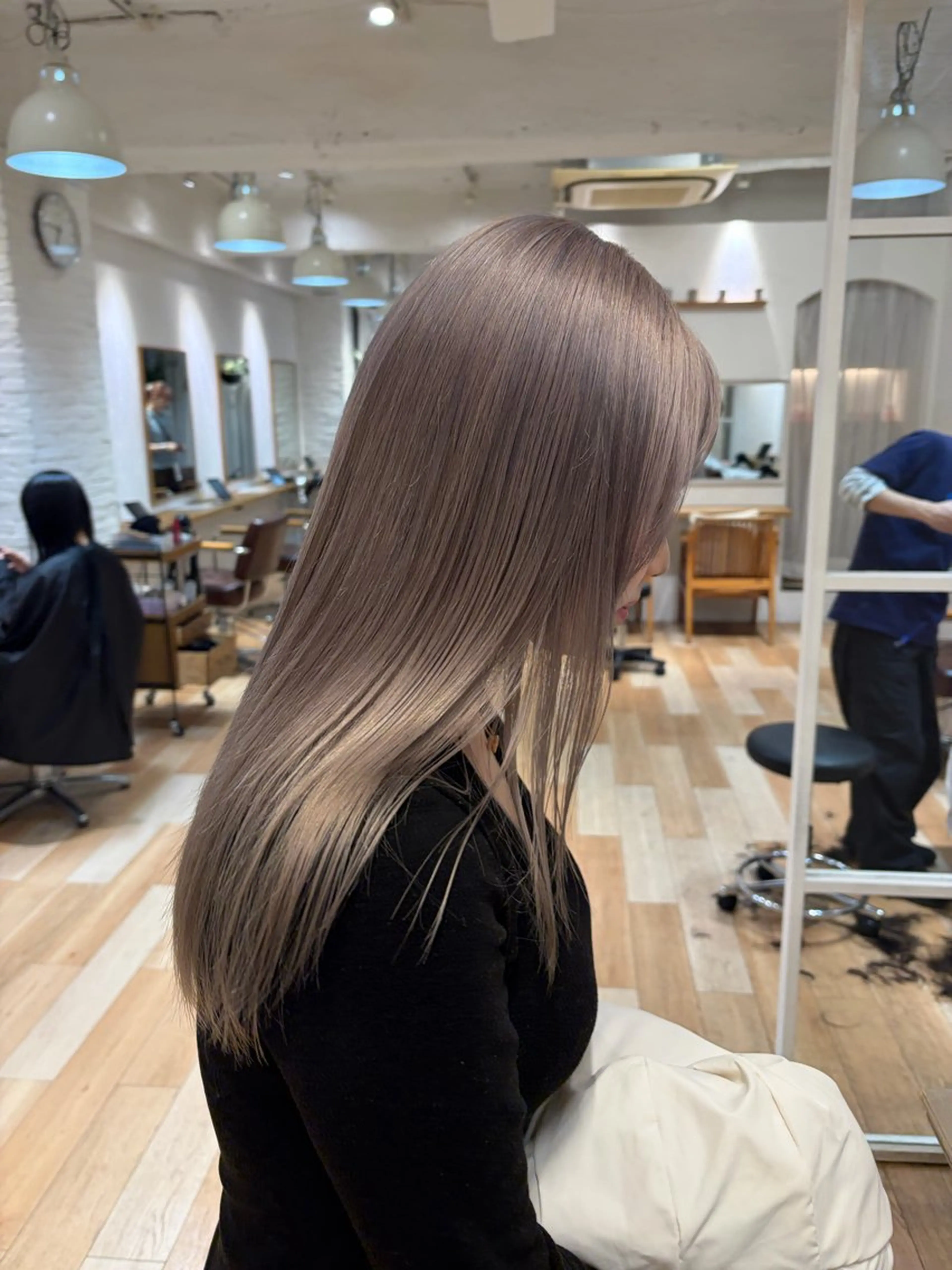 ロング カラー ミルクティー× グレージュMOMOのヘアスタイル