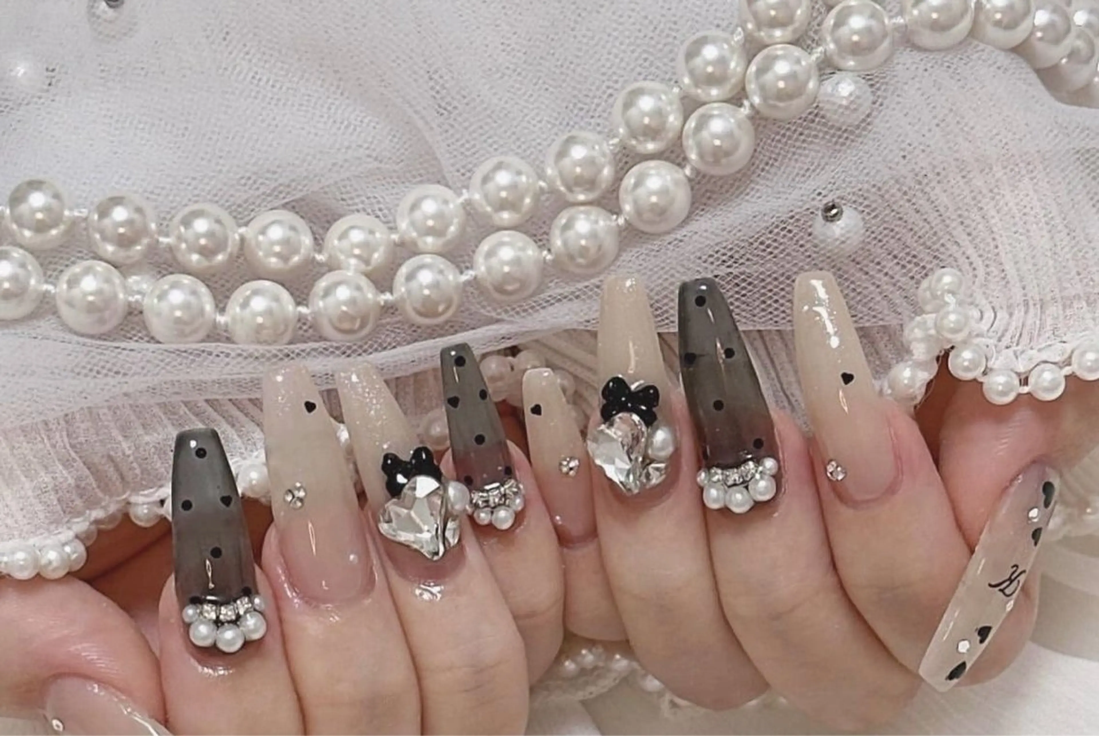 ネイル マグネットネイル ピンク ネイルチップ 冬ネイル クリスマス ハンドネイル Lee Nailsのネイルデザイン