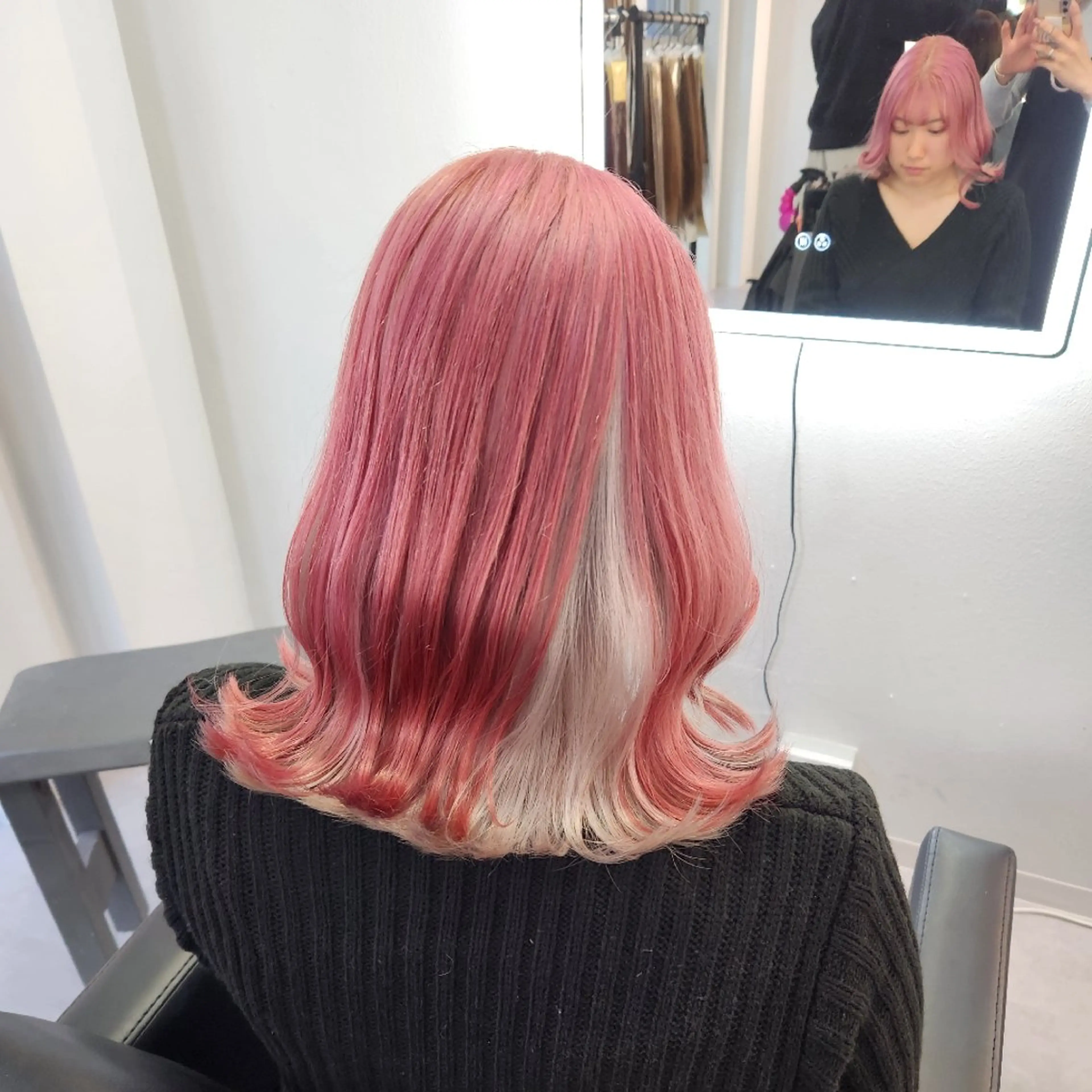 ミディアム カラー アッシュ ピンクカラー ホワイトピンク ホワイトアッシュ ヘアカラー ツヤ髪✨縮毛矯正 ハイトーンカラーのヘアスタイル