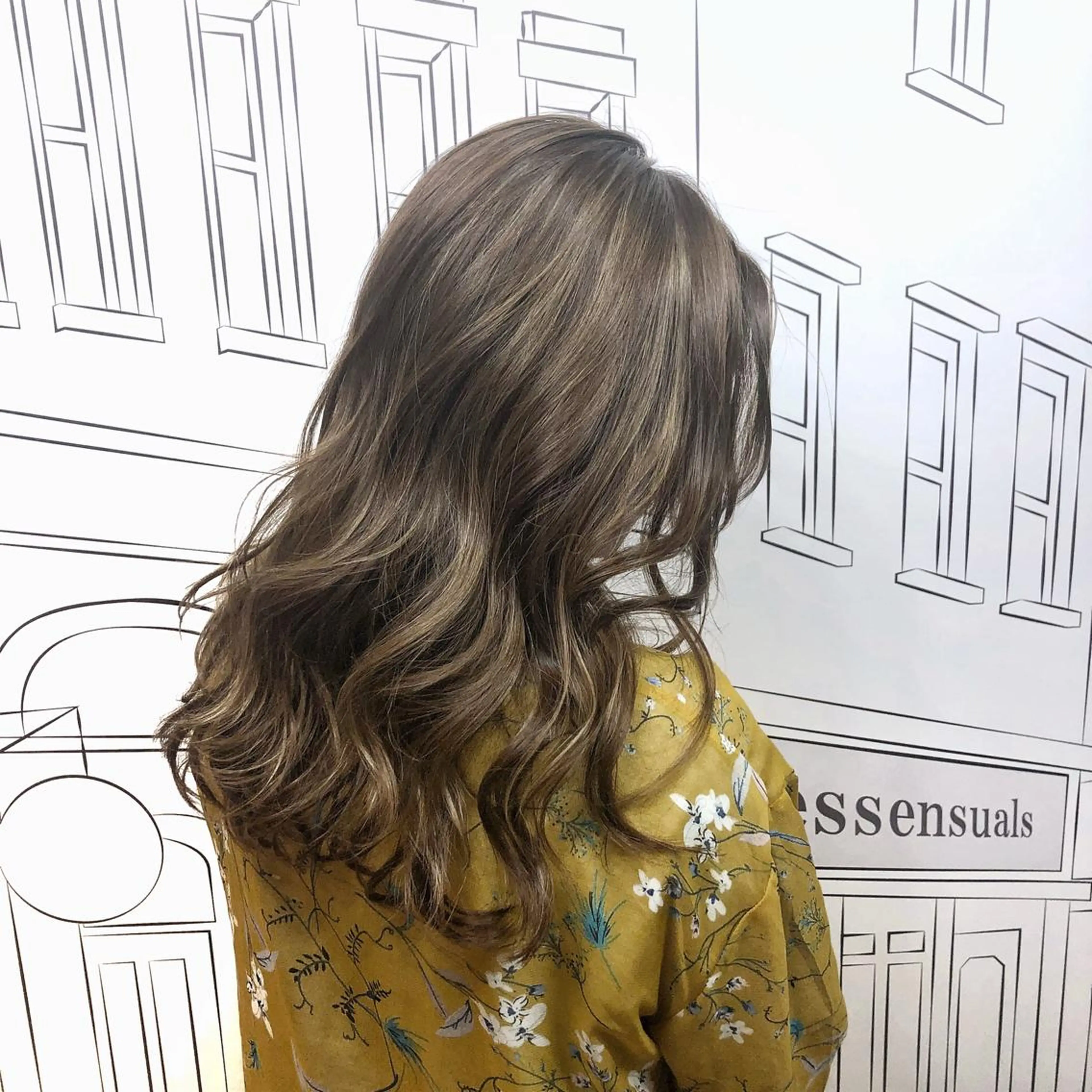 セミロング カラー グレージュ ハイライトカラー 外国人風カラー ハイライト TOMOKA 艶髪/透明感カラーのヘアスタイル