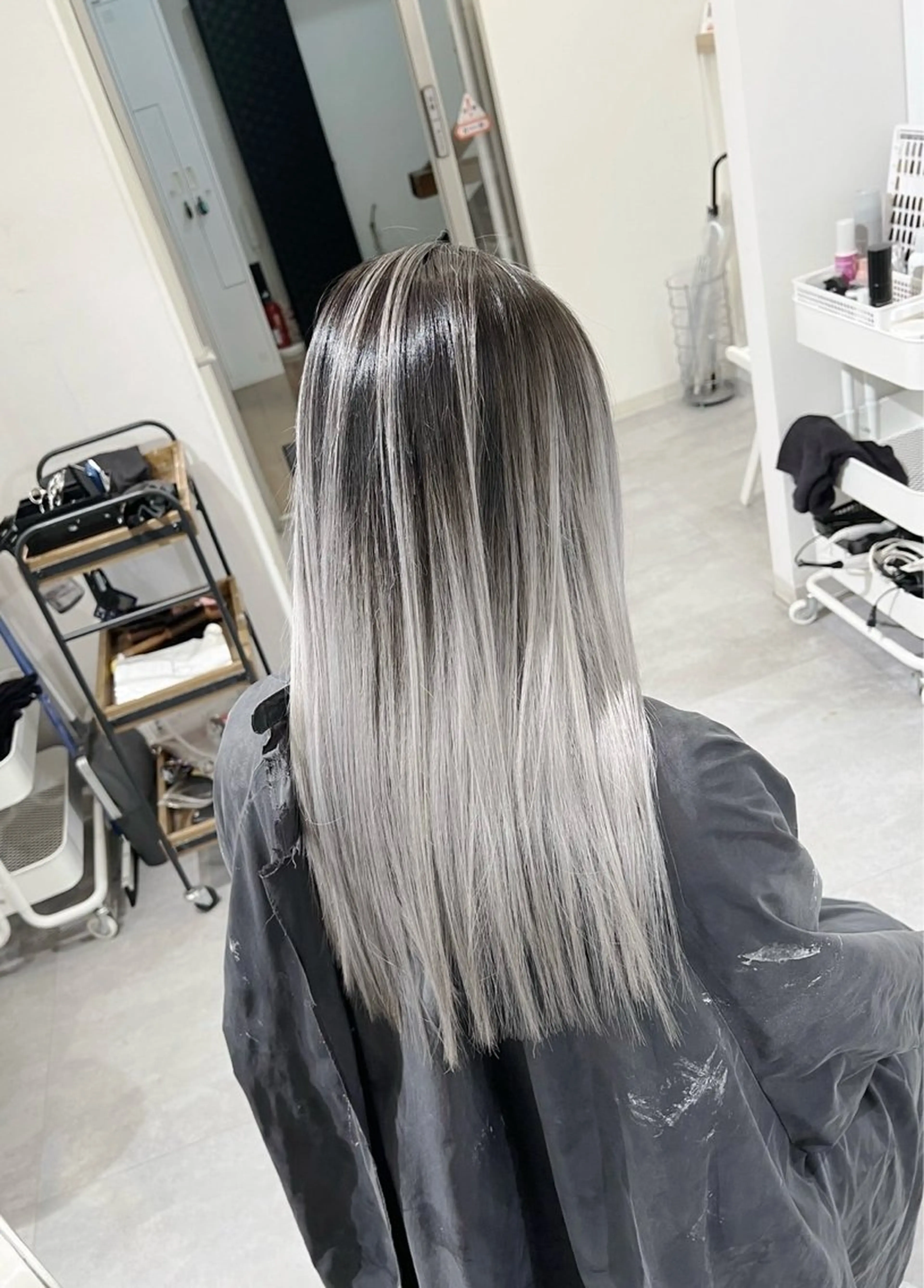 ロング カラー バレイヤージュ シルバー ホワイトシルバー レイヤーカット ヘアカラー トリートメント 指名数No.1 /NAOYAのヘアスタイル