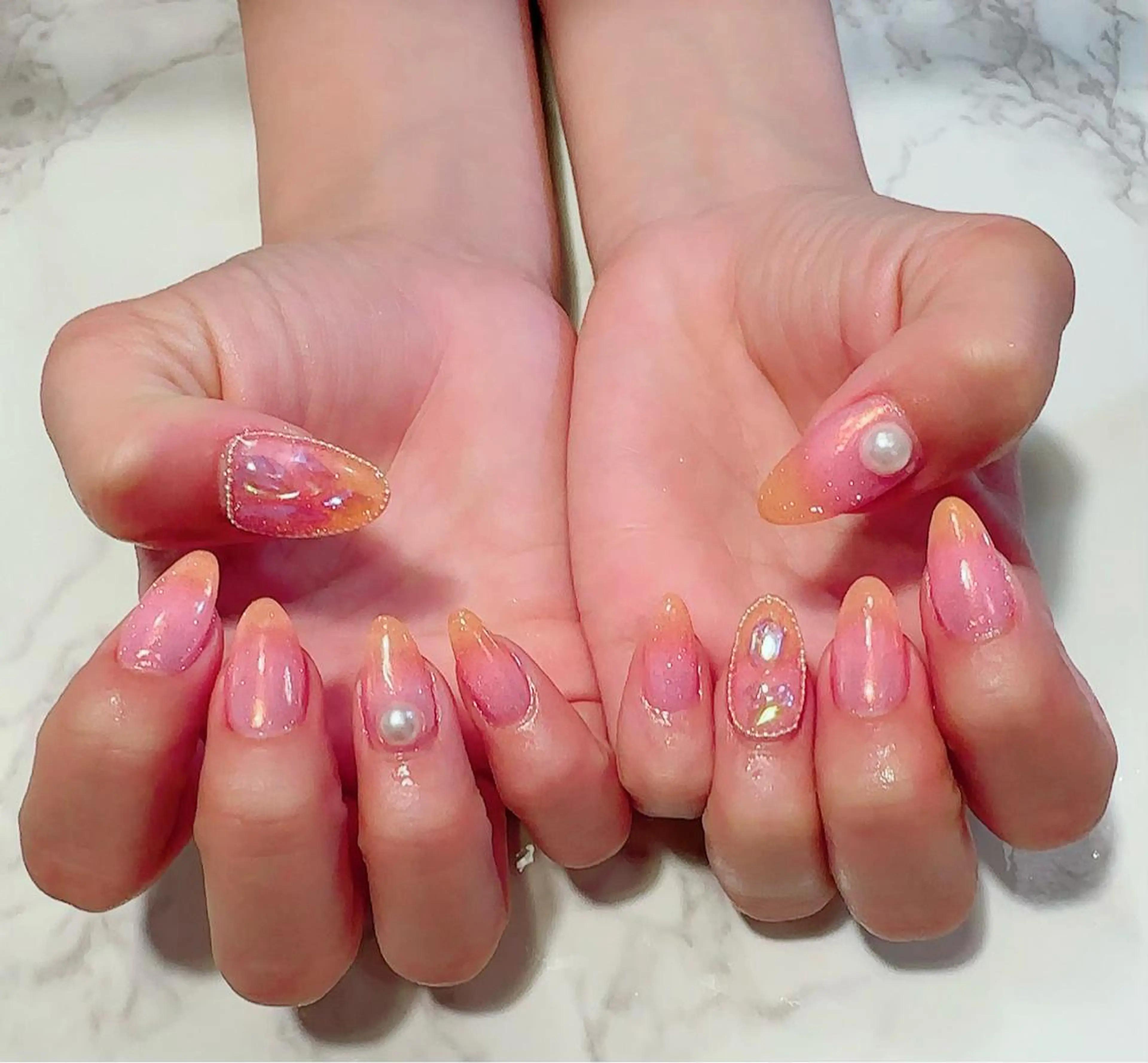 ネイル オーロラネイル ジェルネイル グラデーション キラキラネイル オレンジ atelier chic+のネイルデザイン