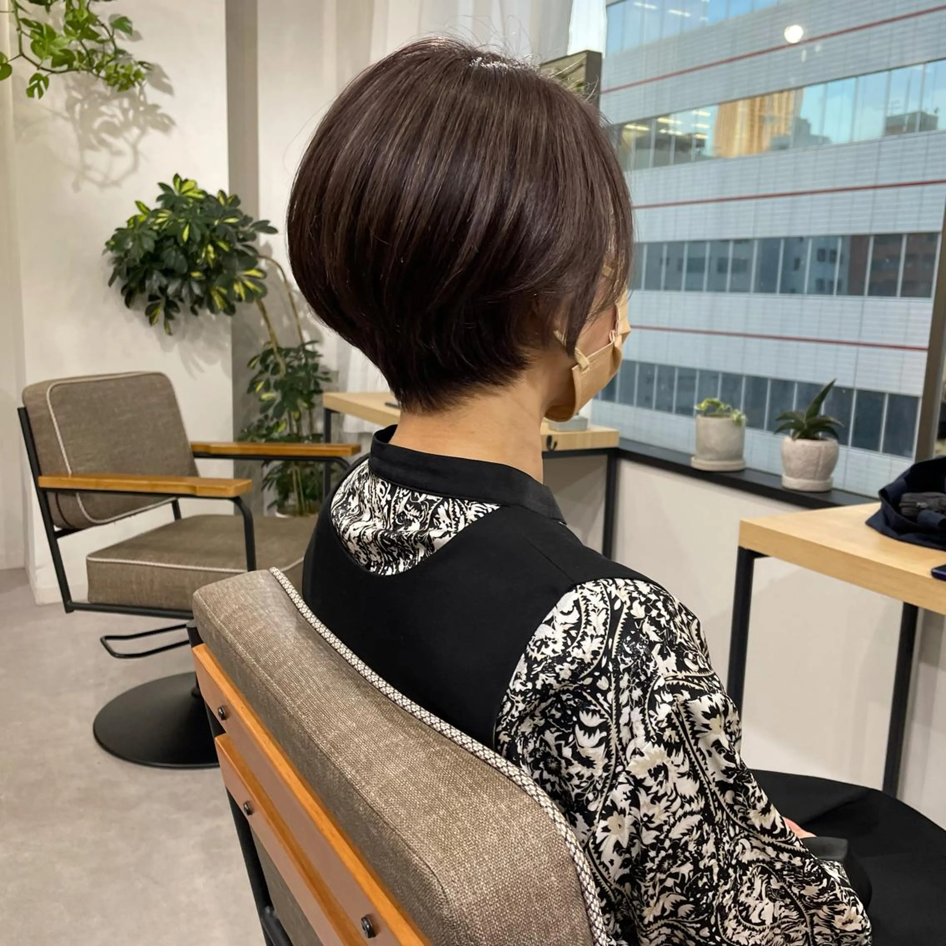 ショート カラー 丸みショート グレージュ ラベンダーカラー ラベンダーグレージュ ラベンダーグレー ショート　ボブ メンズ　パーマのヘアスタイル