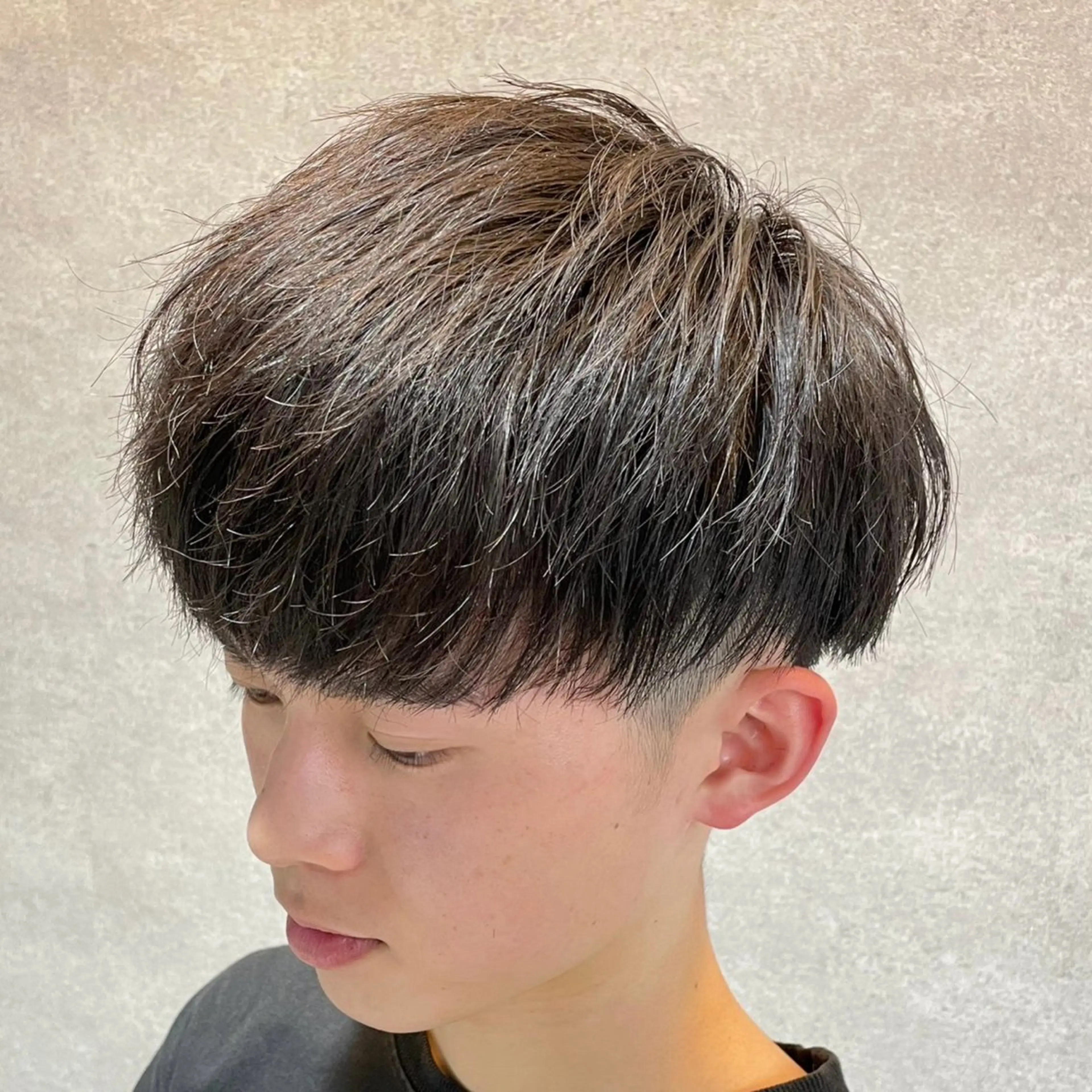ショート カラー パーマ ヘアアレンジ メンズ センターパート メンズハイライト メンズメッシュ マッシュ メンズパーマ カット 縮毛矯正 仕上がり満足度No. 1🔥BLUCK🔥のヘアスタイル