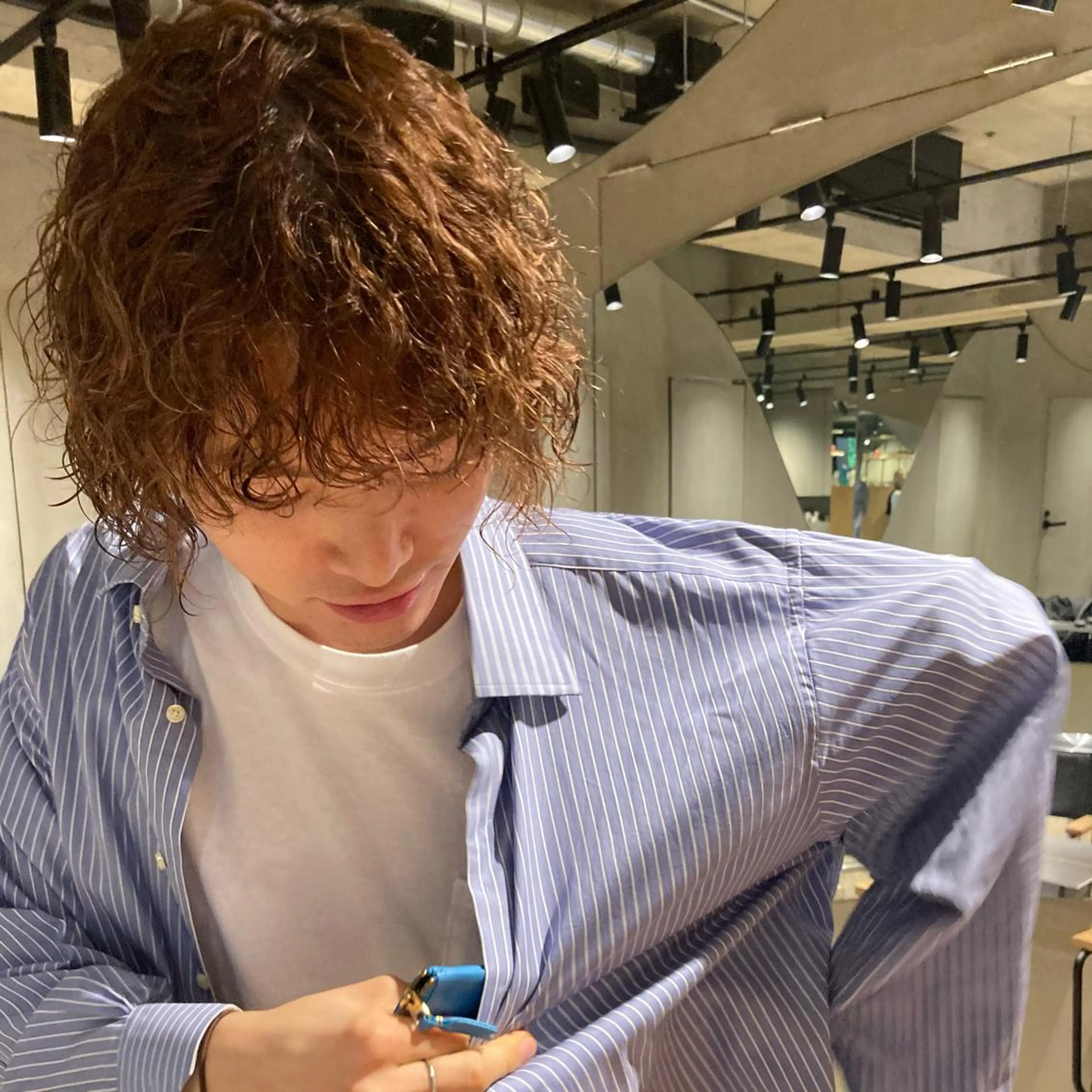 ショート パーマ メンズ ショートボブ ショートレイヤー メンズブリーチ フェードカット メンズハイライト カット パーマ 🌈圧倒的デザイン力 内井省吾のヘアスタイル