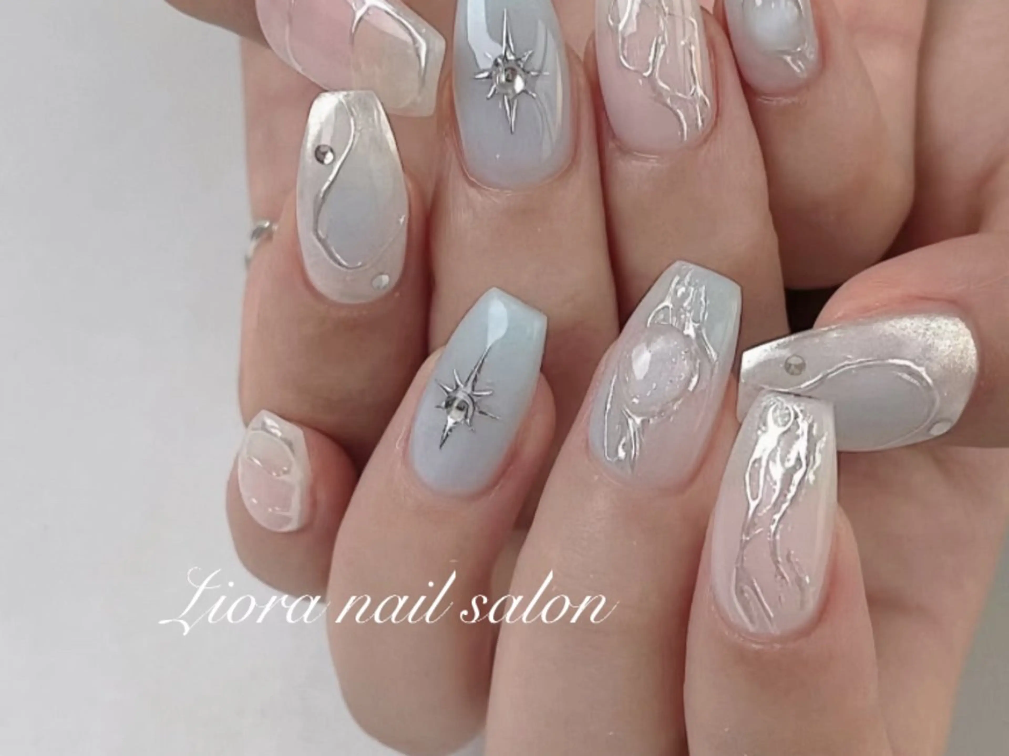 ネイル フレンチネイル ジェルネイル ガーリー グラデーション キラキラネイル ハンドネイル Liora nail スカルプ専門店のネイルデザイン
