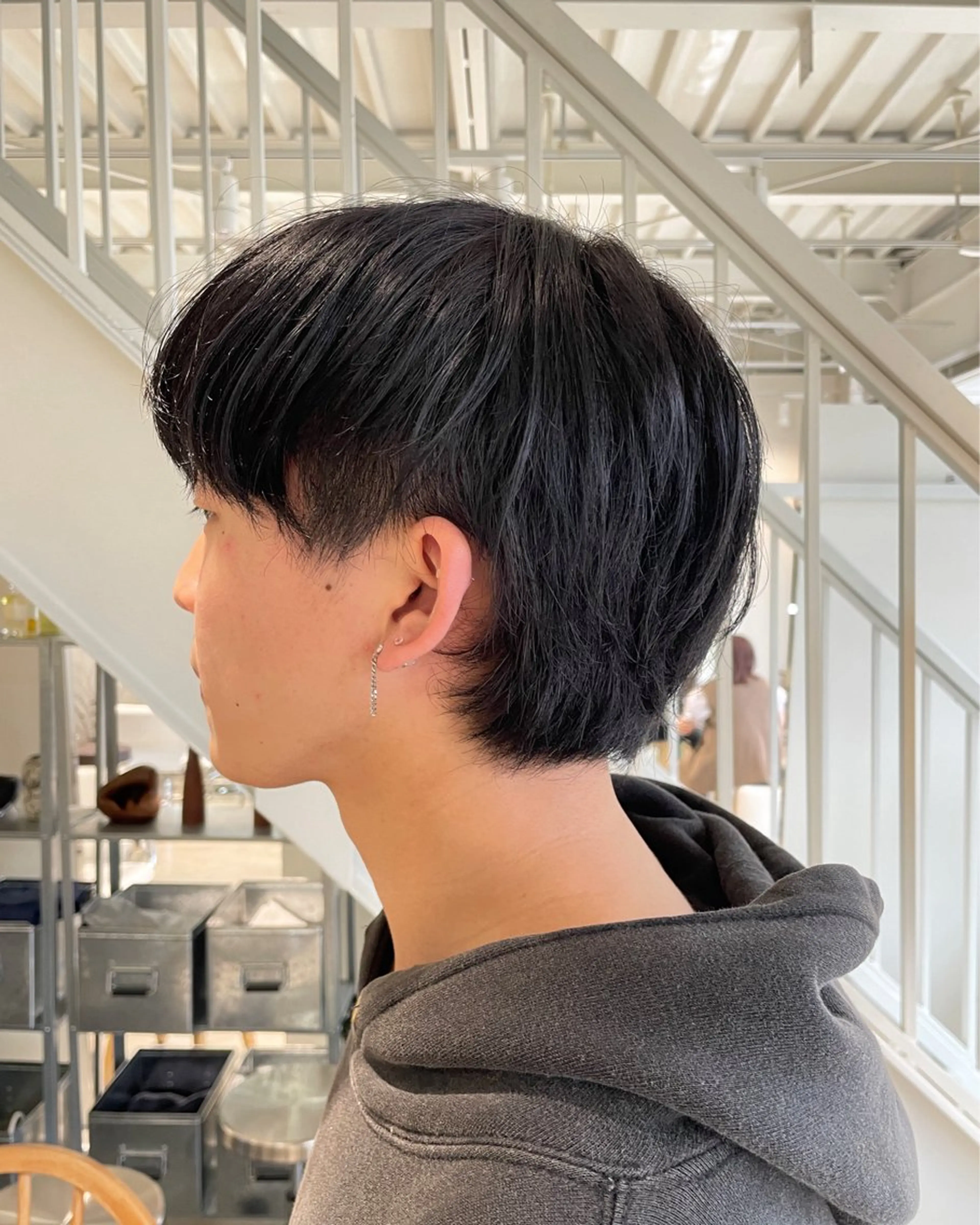 ショート カラー メンズ 黒髪 安西 香利奈のヘアスタイル