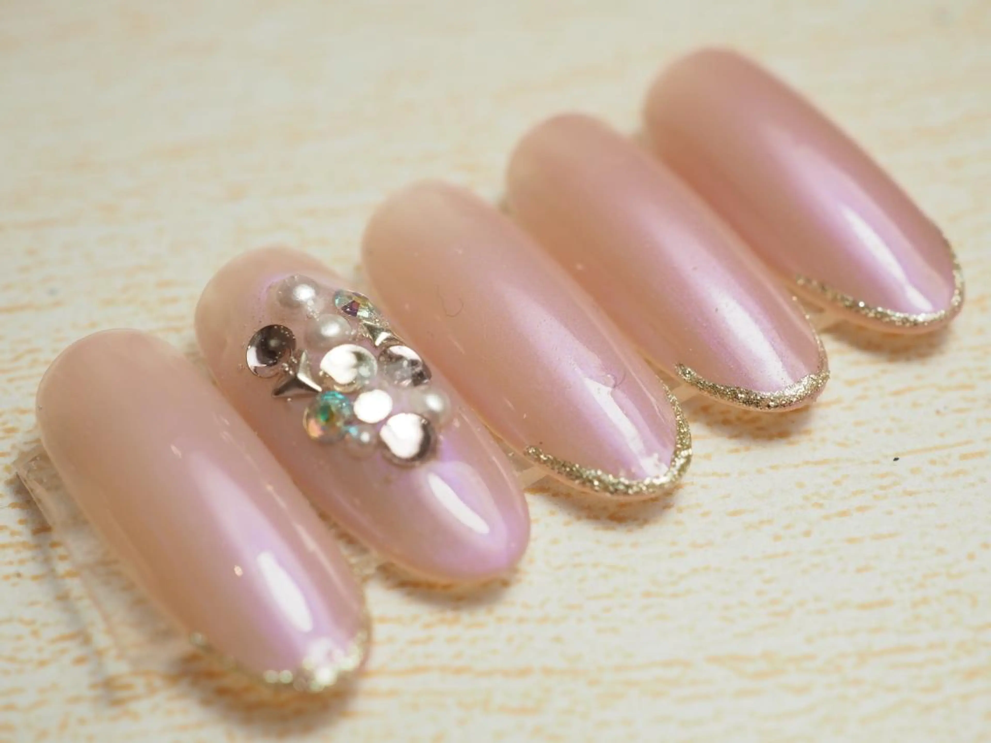 ネイル ストーンネイル トータルビューティー サロンブリリアントのネイルデザイン