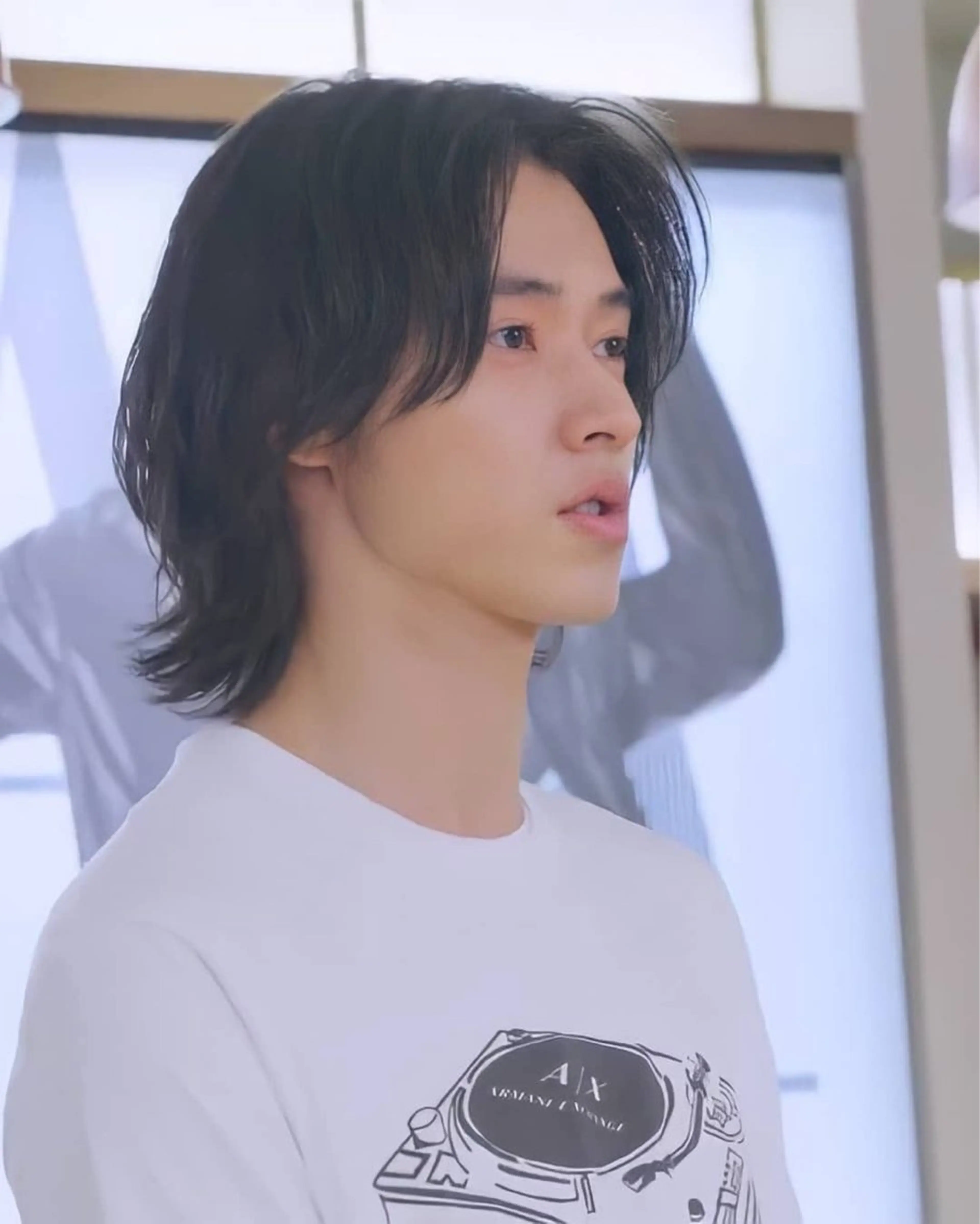 ミディアム メンズ 曲がる縮毛矯正 センターパートのヘアスタイル