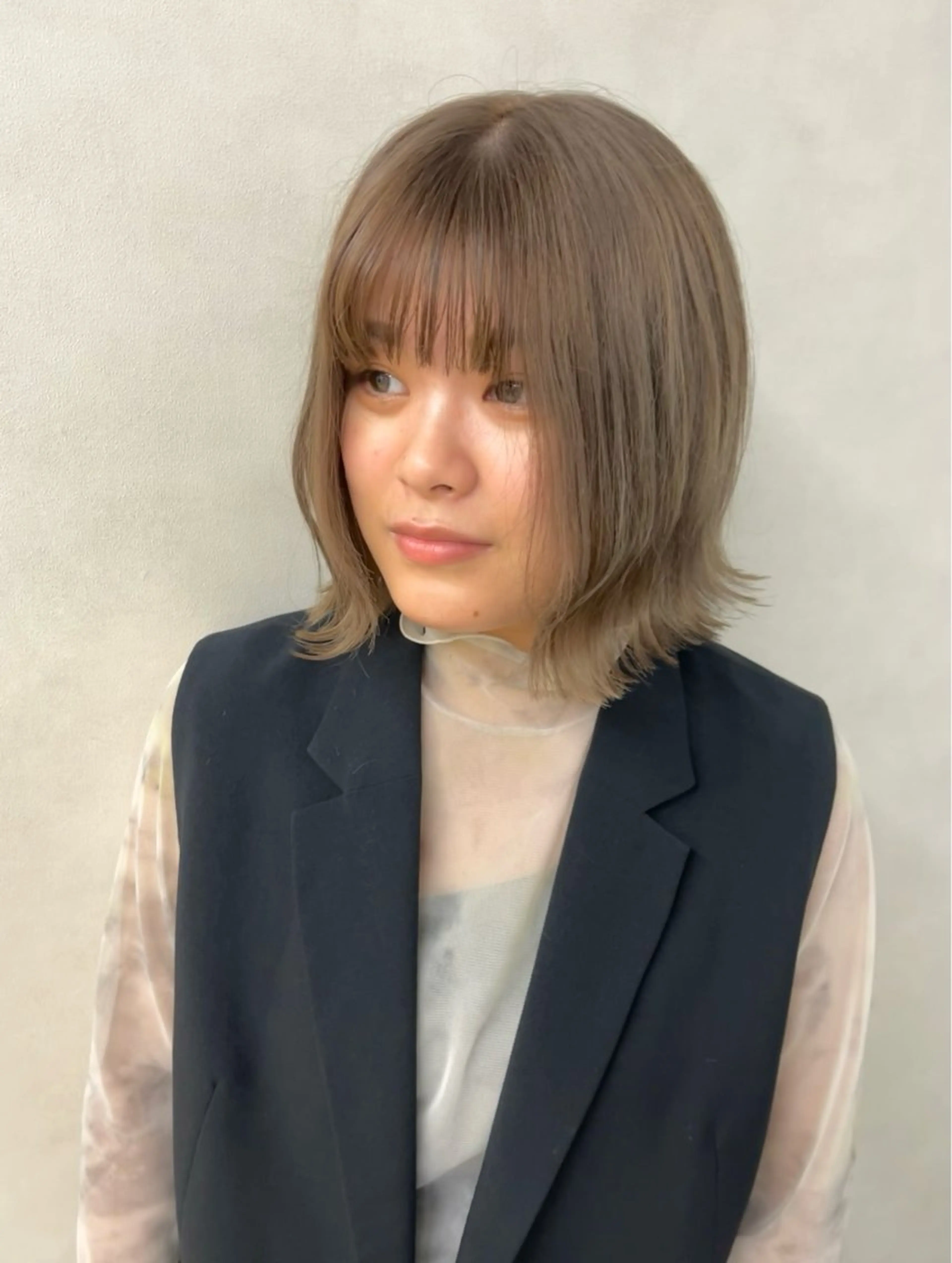 ショート カラー ベージュカラー ブリーチ FERIA あべの yumeho🍭のヘアスタイル