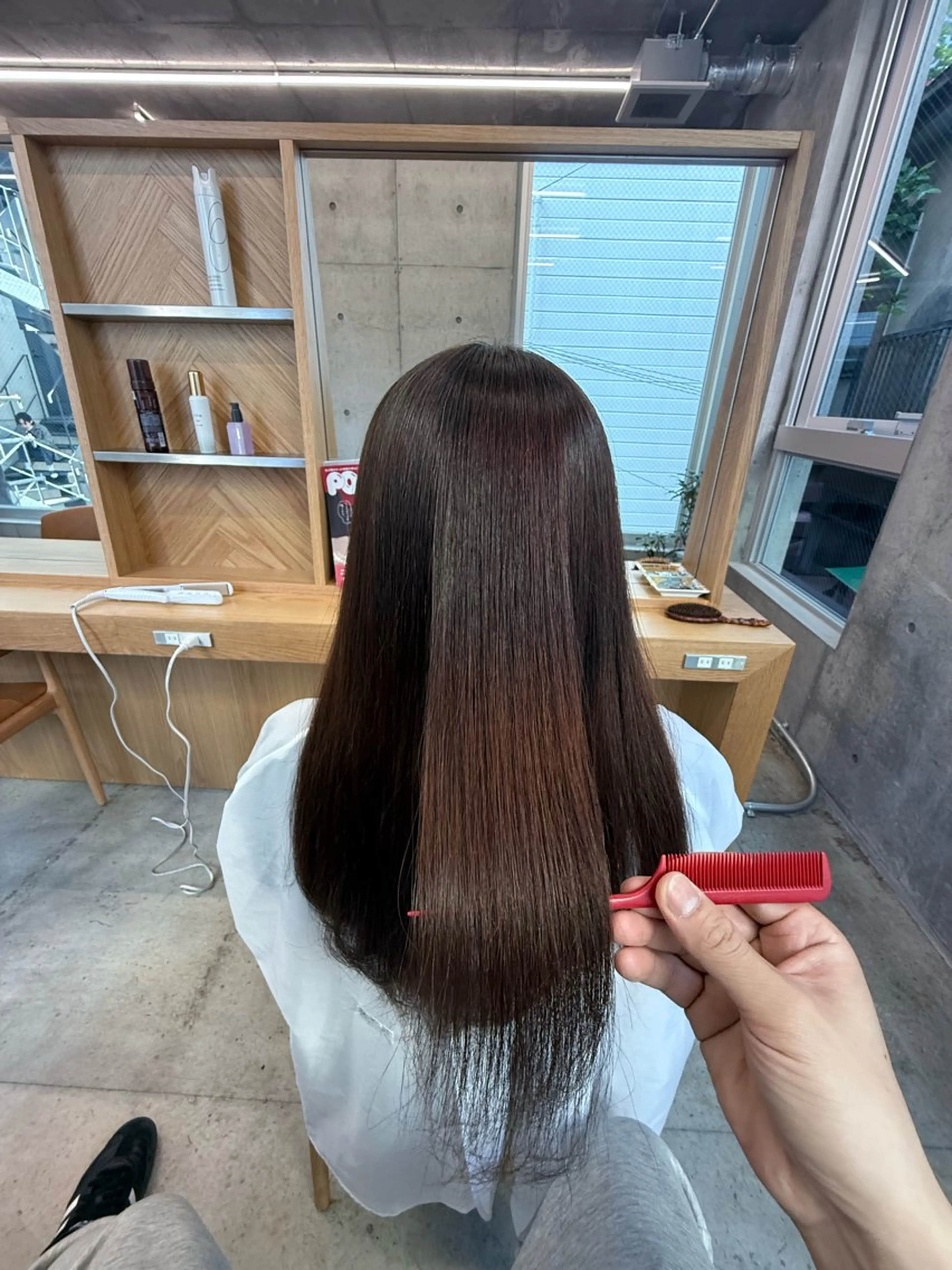 ロング カラー パーマ ロングレイヤー アッシュ ベージュカラー ブリーチ 透明感カラー カット 縮毛矯正 トリートメント 誰より丁寧なカット/ 小林輝/レイヤーのヘアスタイル