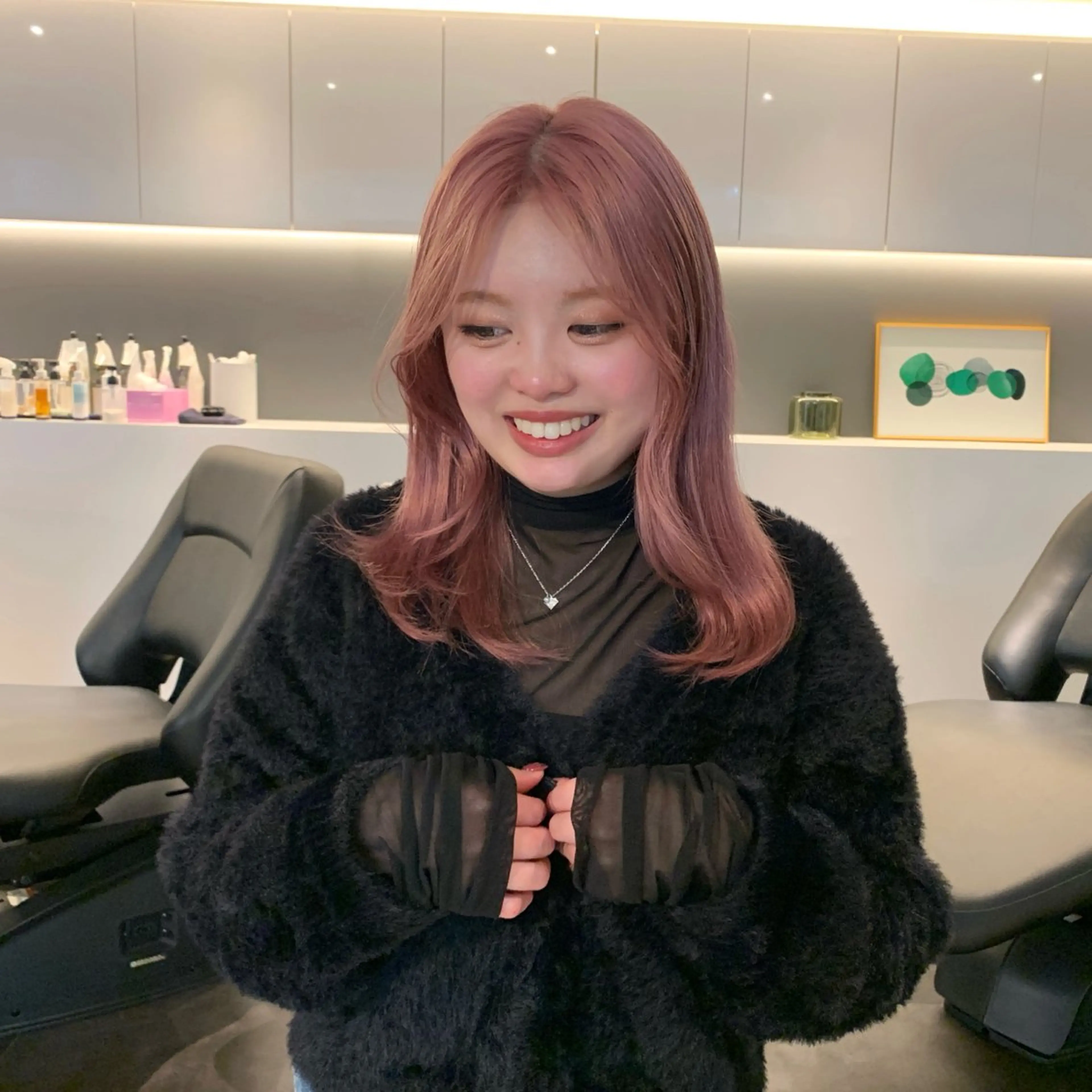 カラー ニトウ レイナのヘアスタイル