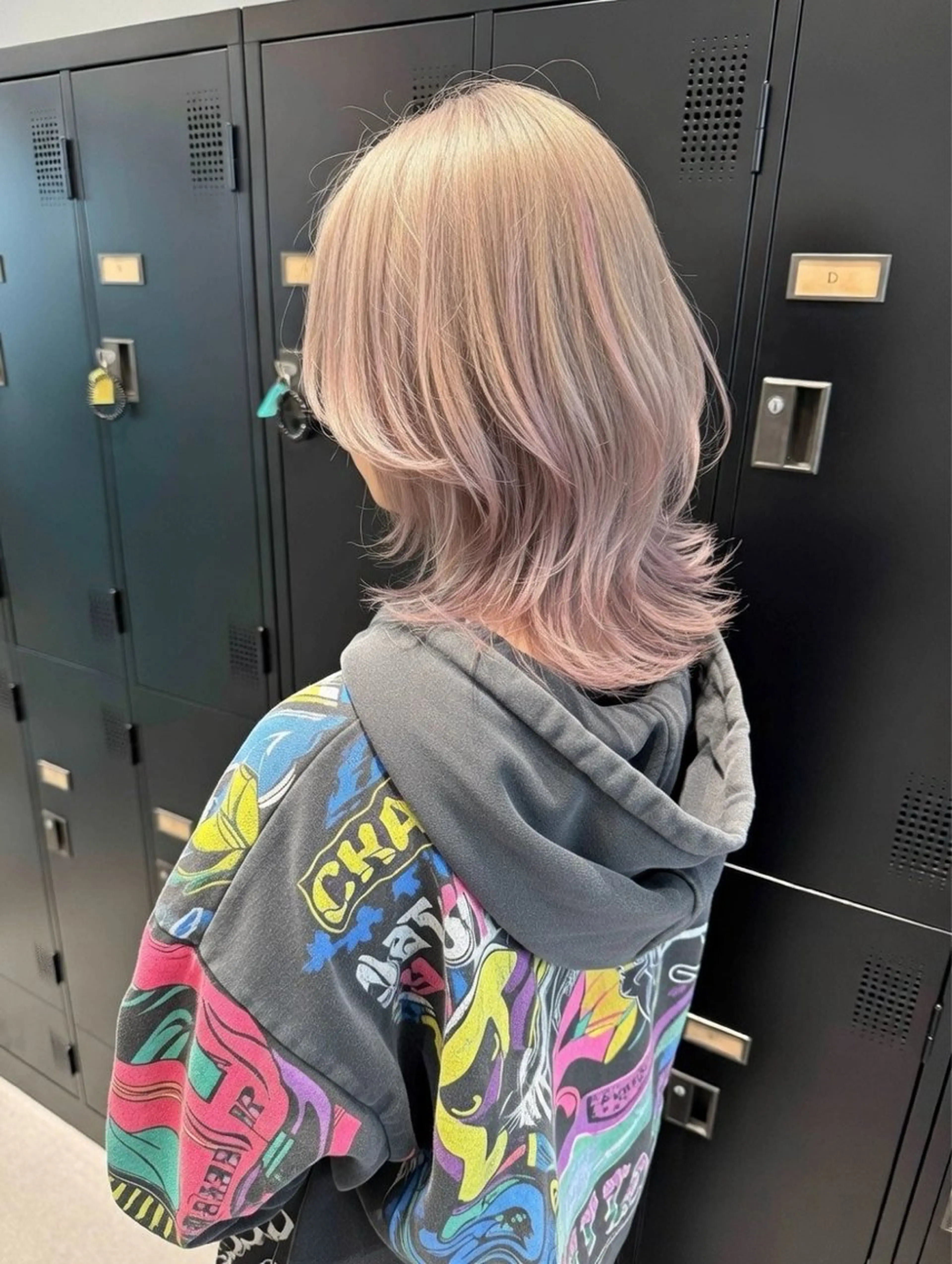 ミディアム カラー ハイトーンカラー レイヤーカット カット ヘアカラー ハイトーン特化🤍 浦住のヘアスタイル