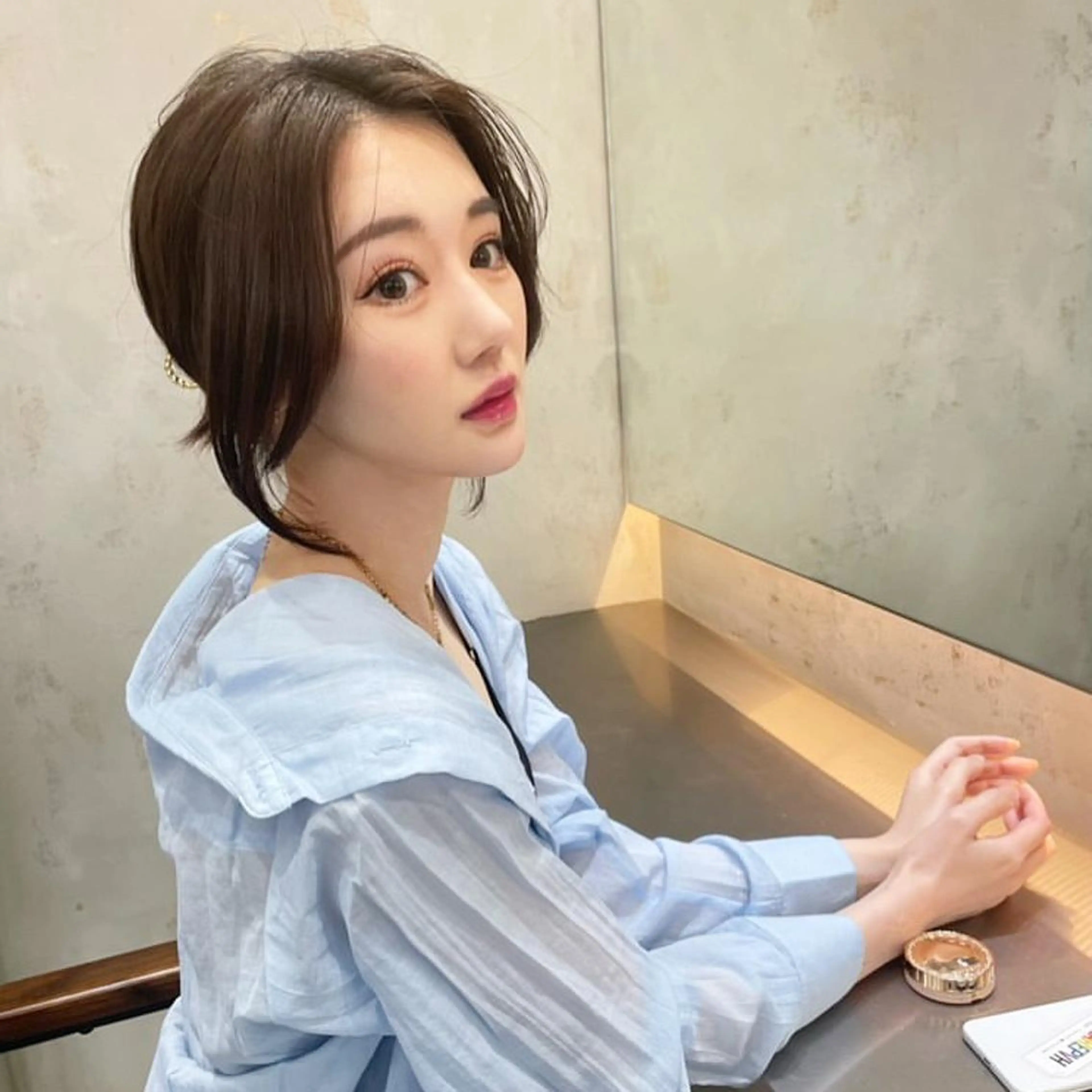 ミディアム カット ヘアカラー トリートメント 山本翔一郎 韓国顔周りレイヤーのヘアスタイル