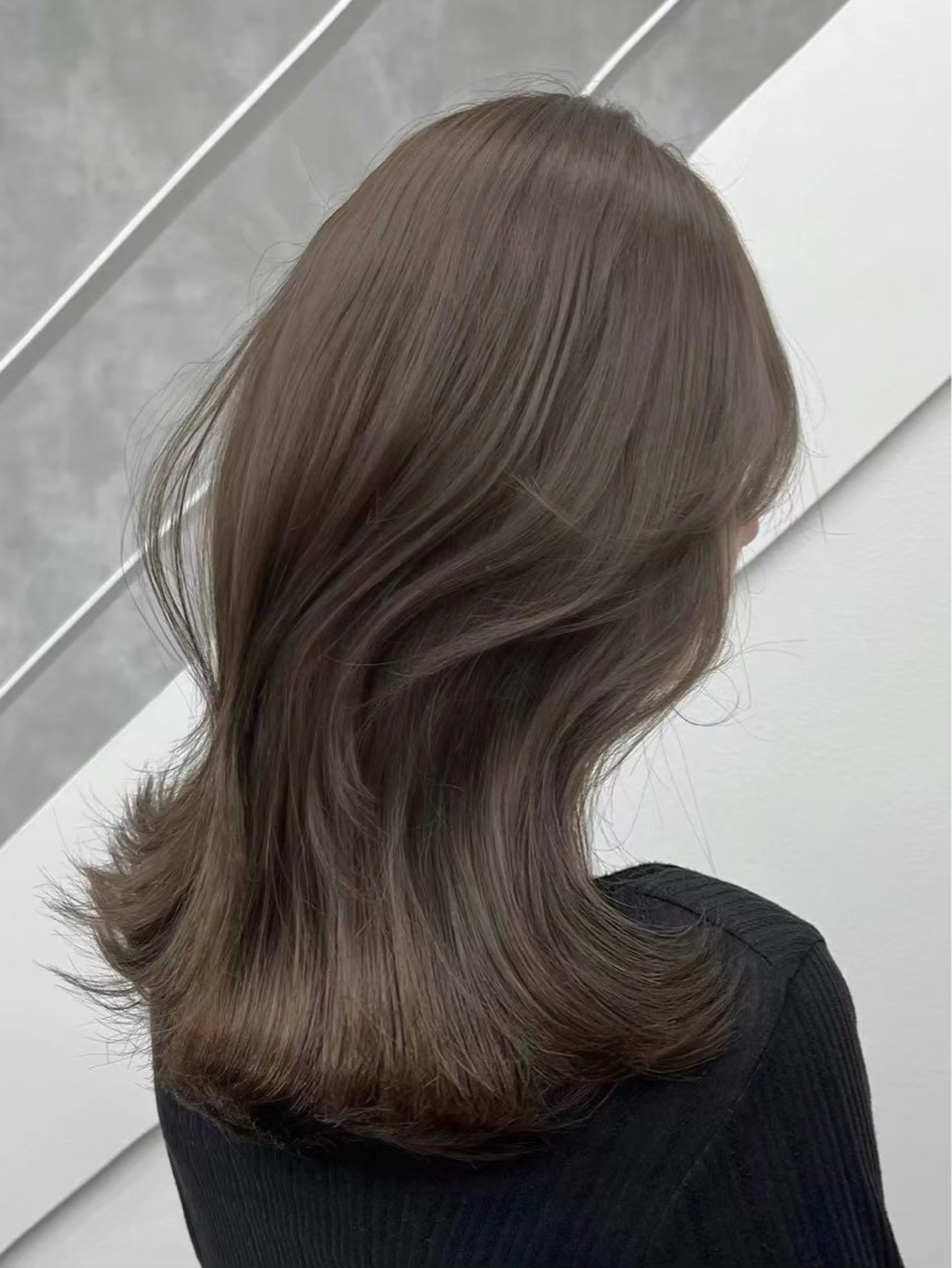 ミディアム カラー 透明感カラー グレージュ オリーブグレージュ オリーブグレー カット ヘアカラー 塩入ひろの、韓国ヘア 梅田/束感まつ毛のヘアスタイル