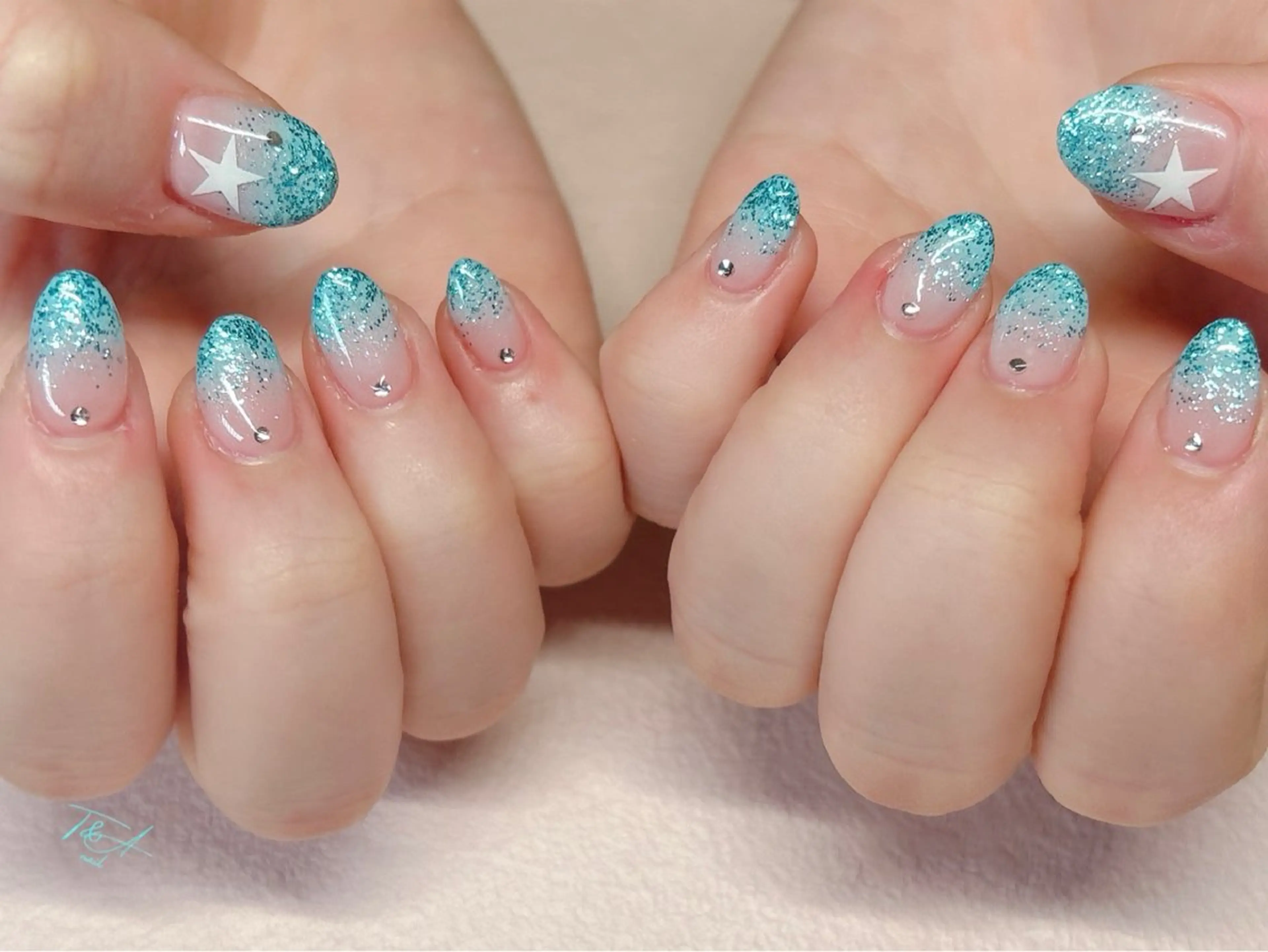 ネイル 長さ出し ジェルネイル グラデーション キラキラネイル 水色 ハンドネイル T&A nailのネイルデザイン