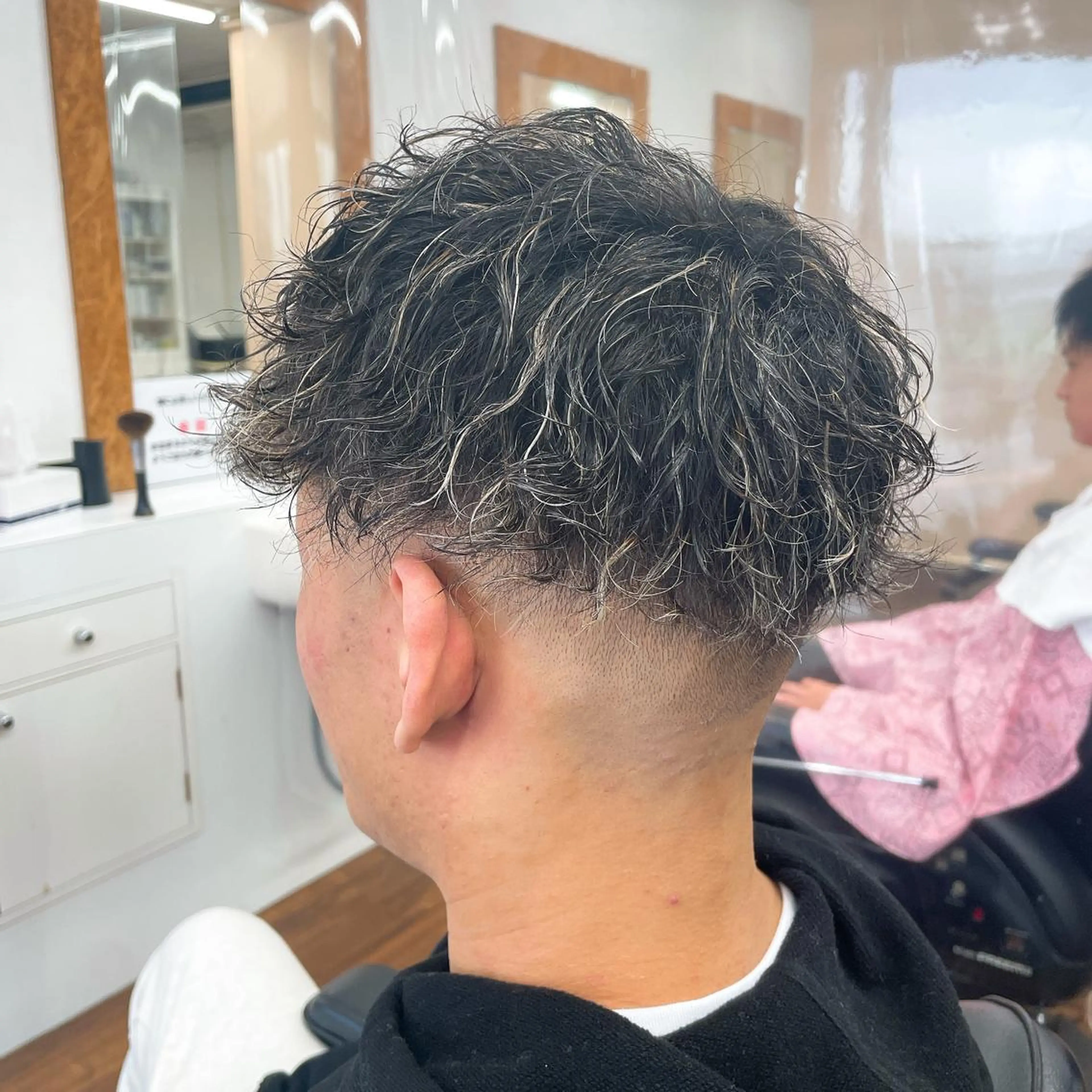 ショート パーマ メンズ フェードカット メンズパーマ スキンフェード ツイストスパイラルパーマ スパイラルパーマ 本橋 琴実のヘアスタイル