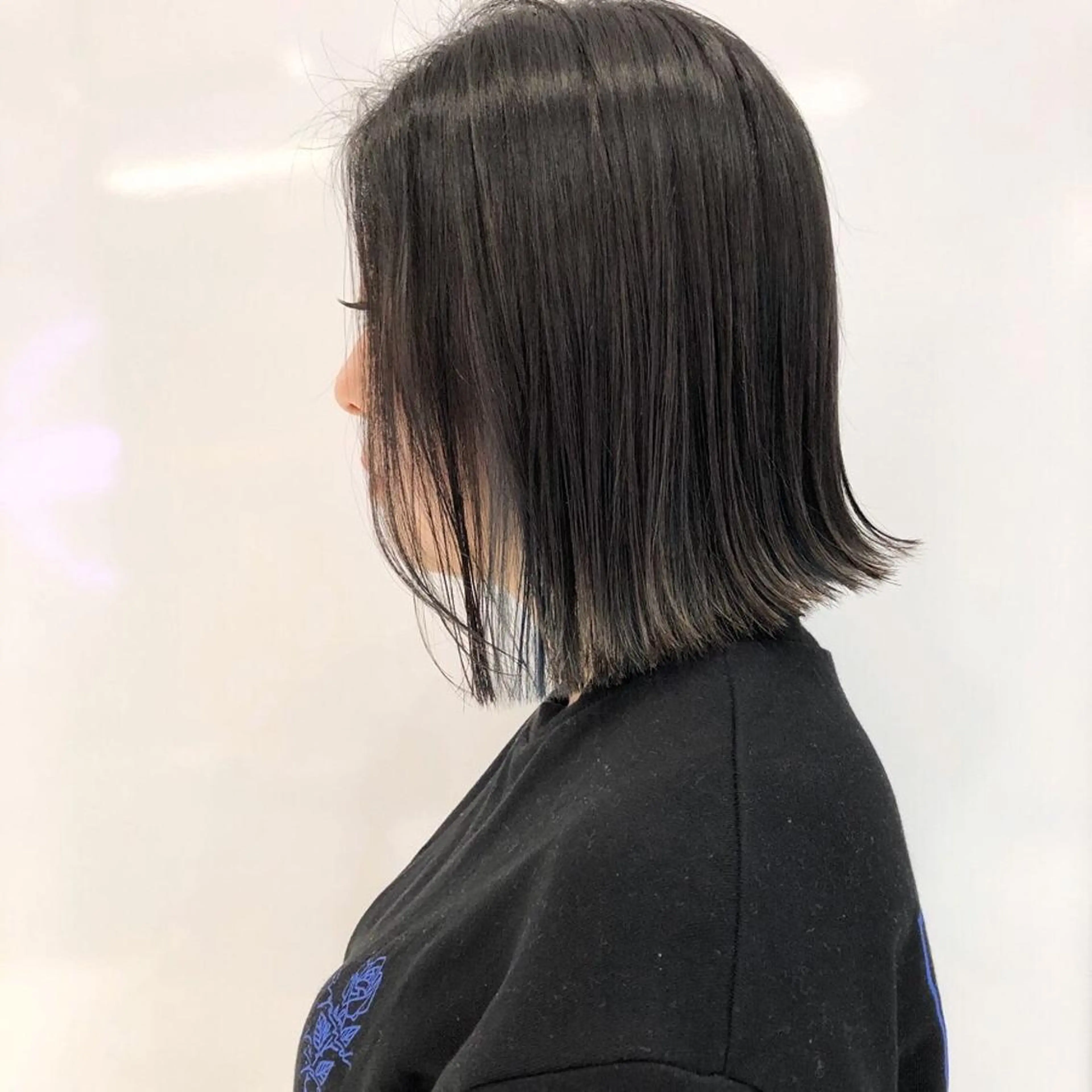 ミディアム カラー 切りっぱなしボブ ダークグレー ボブ 相川 愛実のヘアスタイル