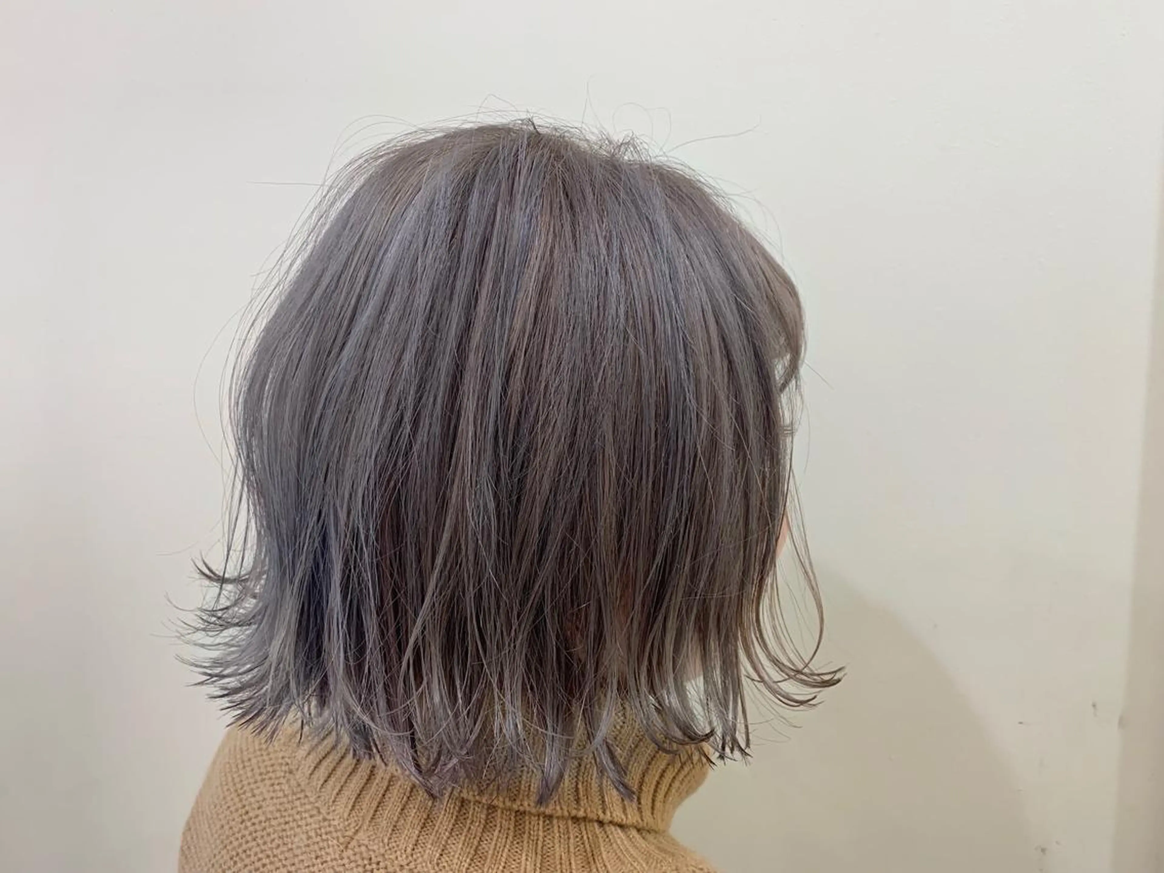 ショート カラー アッシュ ブリーチ ハイライトカラー ラベンダーカラー ラベンダーアッシュ カット ヘアカラー トリートメント ぱつっとボブ/ 小野あかねのヘアスタイル